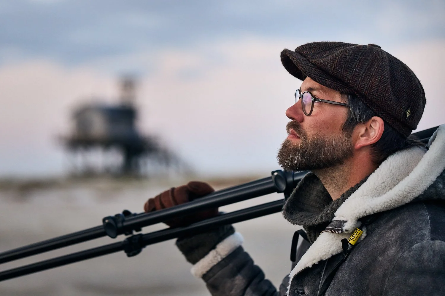 Till Holsten mit Spektiv vor der Trischenhütte