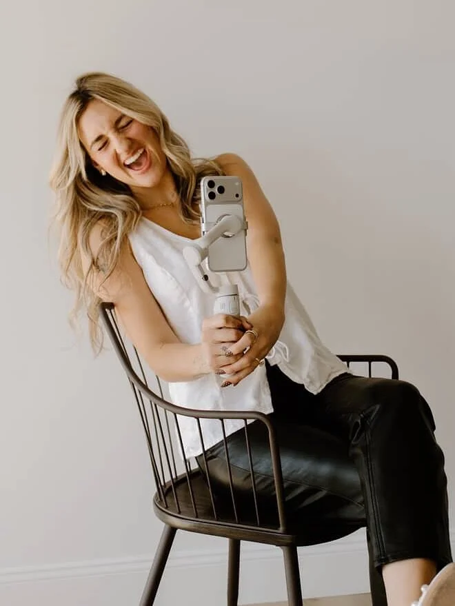 This cutie branding session for @lovecapturedco 🕊️&mdash; we are loving seeing the updated space in your photos!

#roamcreativestudio #contentcreation #photographystudio #naturallightstudio #creativestudio #rentablecreativestudio #rentablephotograph
