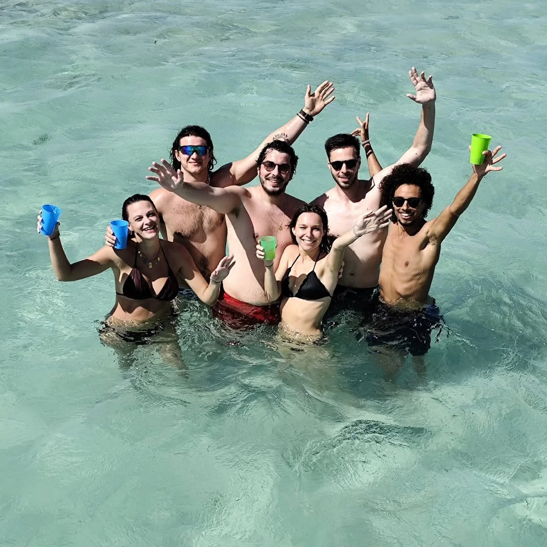 Comment les excursions en petit comité en Martinique aident des inconnus à créer des liens plus rapidement sur l’eau