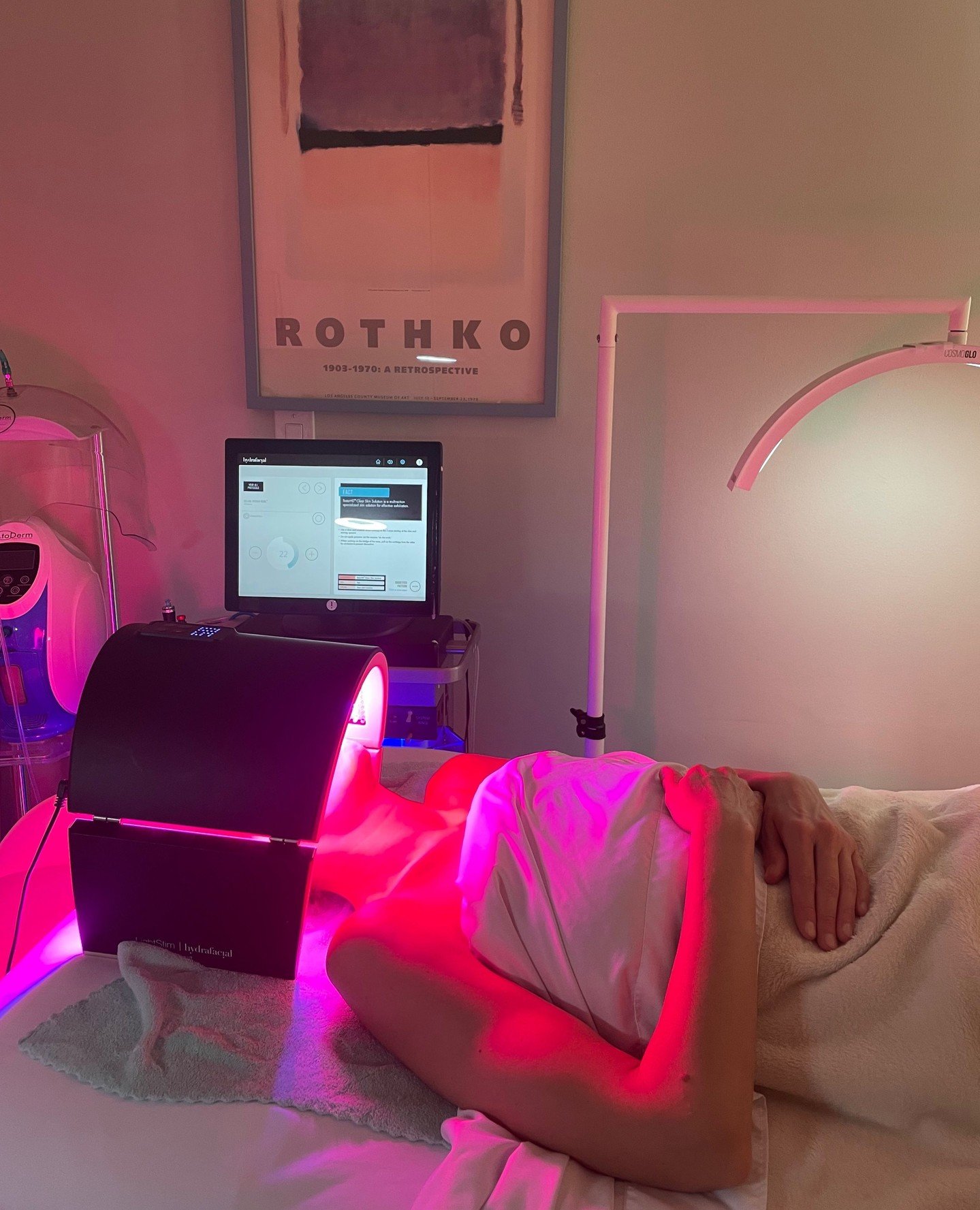 This March, I invite you to reset and renew your spirit with my specially curated treatments that harness the power of Ayurvedic wisdom. Experience the rejuvenating effects of lymphatic drainage and relaxing sculpting massage, combined with my deep-c