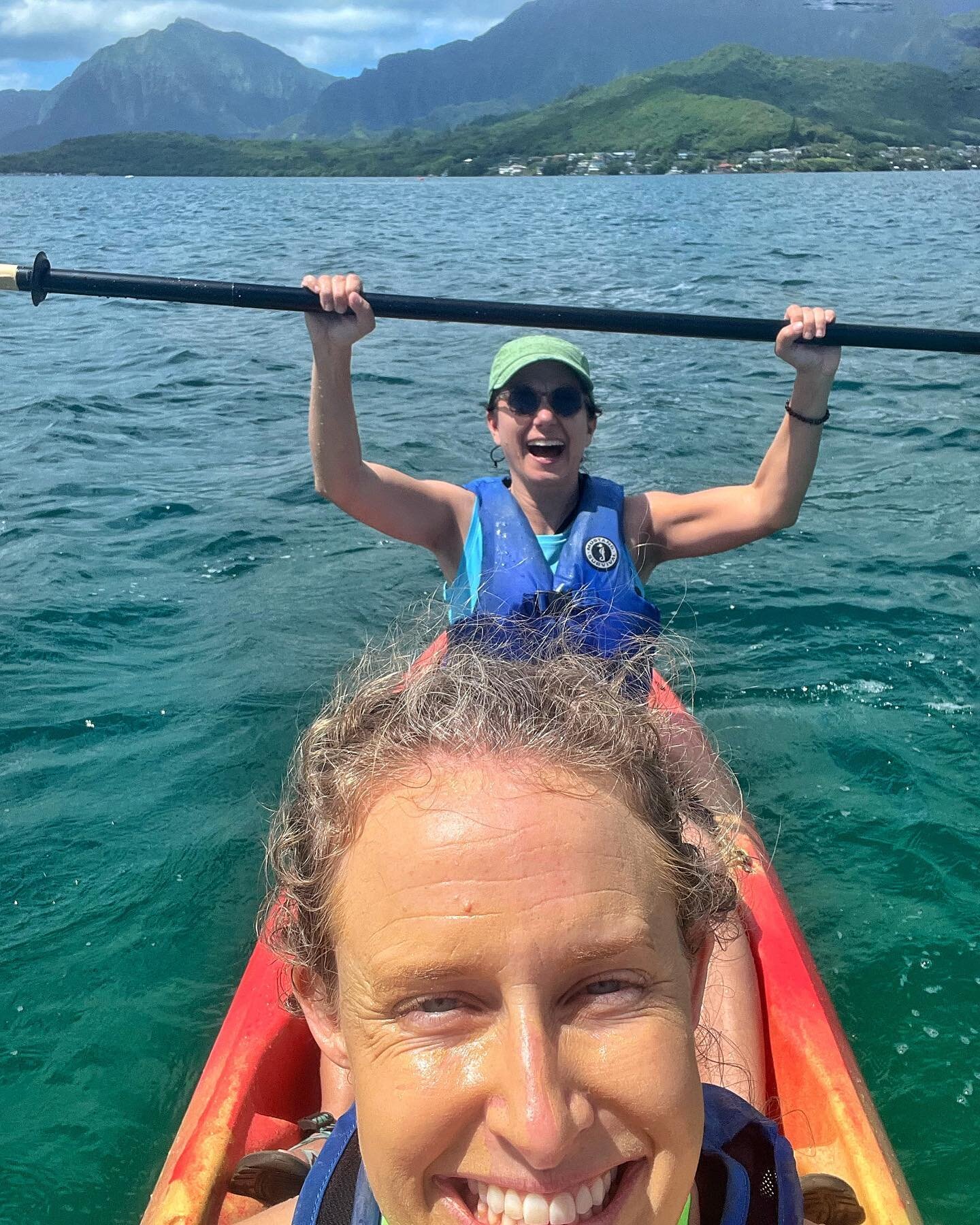 Sometimes you gotta do a Ferris Bueller&rsquo;s Day off, especially when it&rsquo;s your friend&rsquo;s birthday and you&rsquo;re in Hawaii&hellip;to the sandbar we went! 
#hawaiilife #kayaking