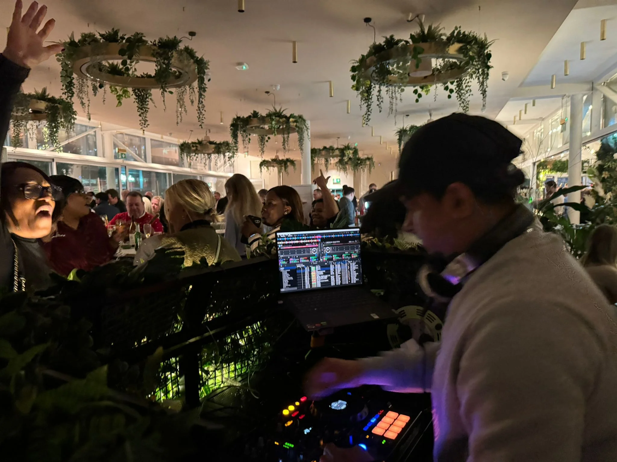End-Of-Month Grooves At Oasis