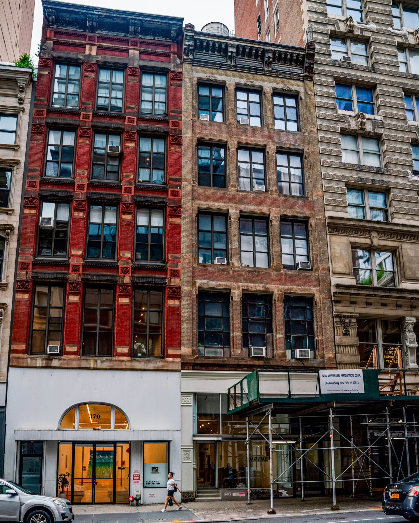 I had the opportunity to visit NYC for my first time. Of course, I made it to see two of the city's most inspirational offices belonging to @caseyneistat and @ryanserhant . 
.
.
.
#findyourinspiration #inspirationalpeople #newyorkcity #nyc #sonyphoto