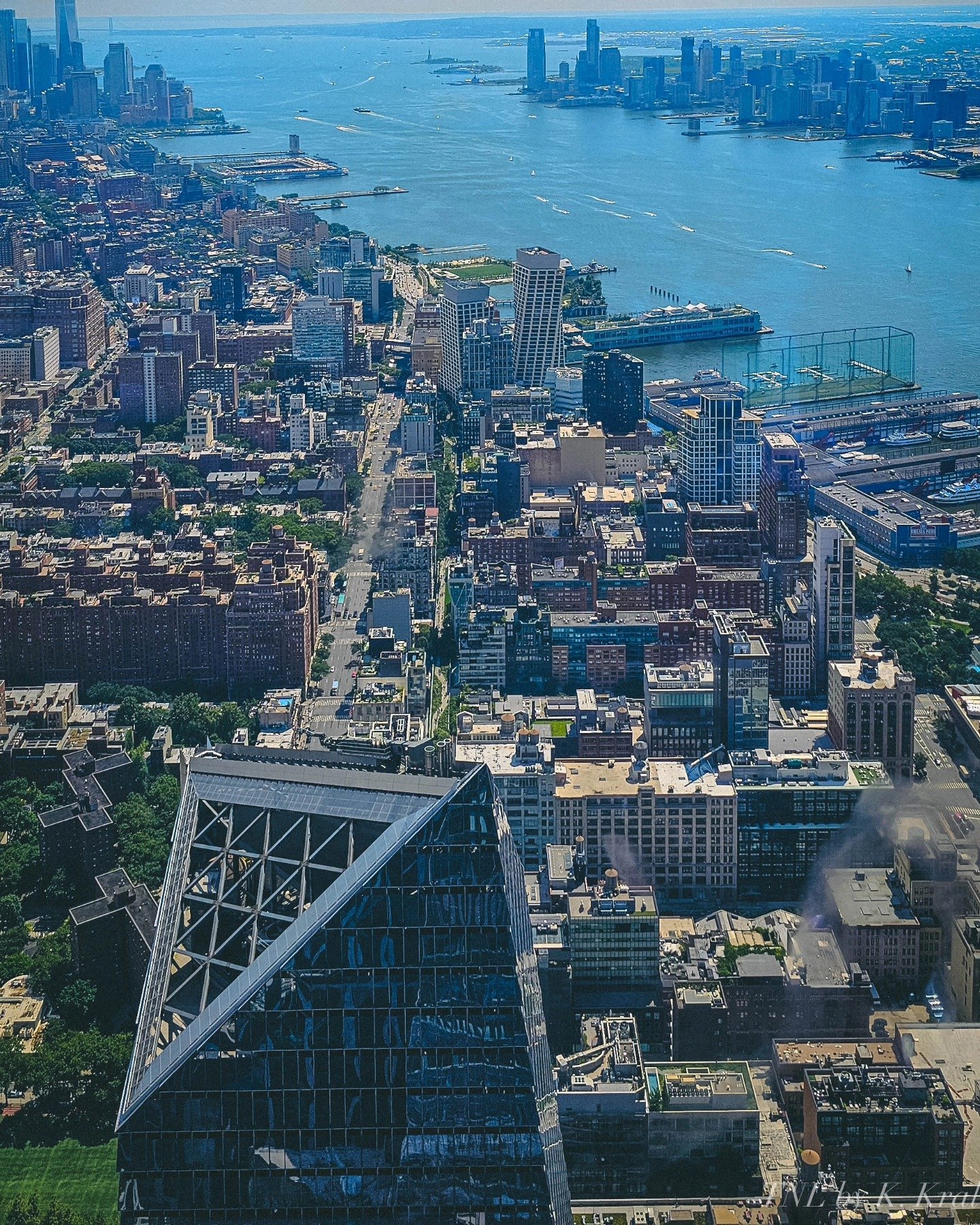 If you ever have the opportunity to visit @edgenyc do not pass it up! The experience from checking in all the way to the sky deck is beyond incredible!
.
.
.
#sonyphotography #sonya7r3 #sonya7riii #edgenyc #manhattan #hudsonyards #hudsonriver #scenic