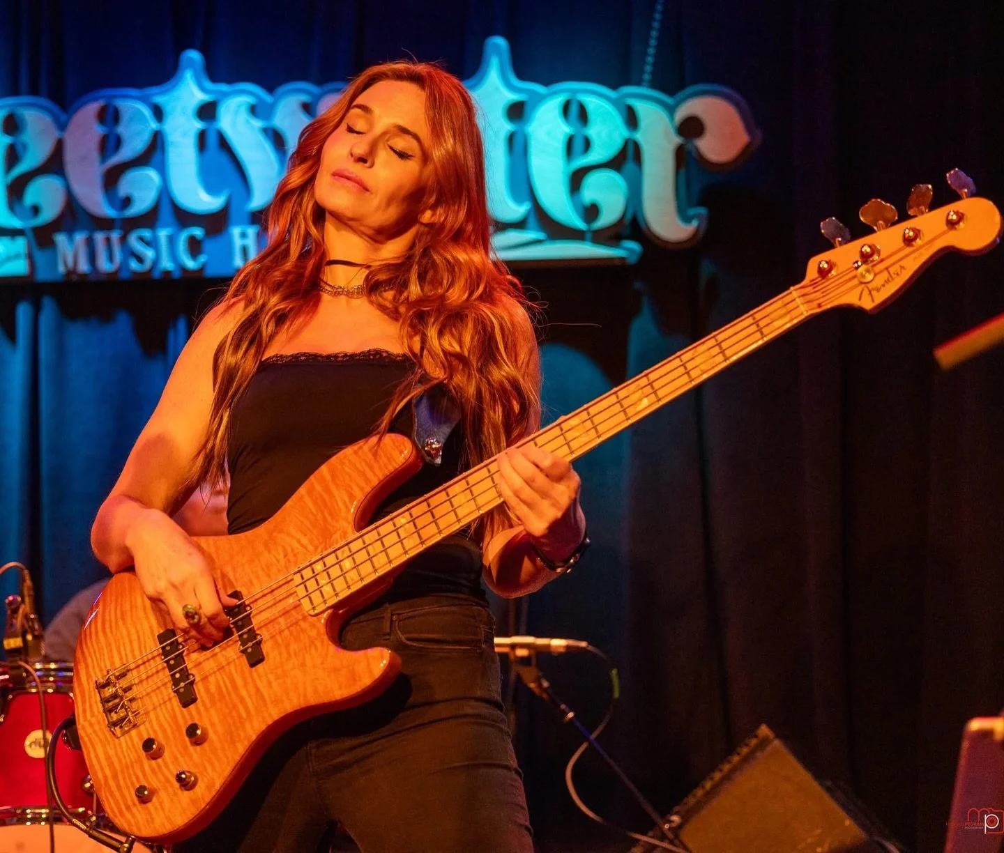 Letting it all slip away for one peaceful moment, lost in the music. 

Photo by @eventshotsf 🙏