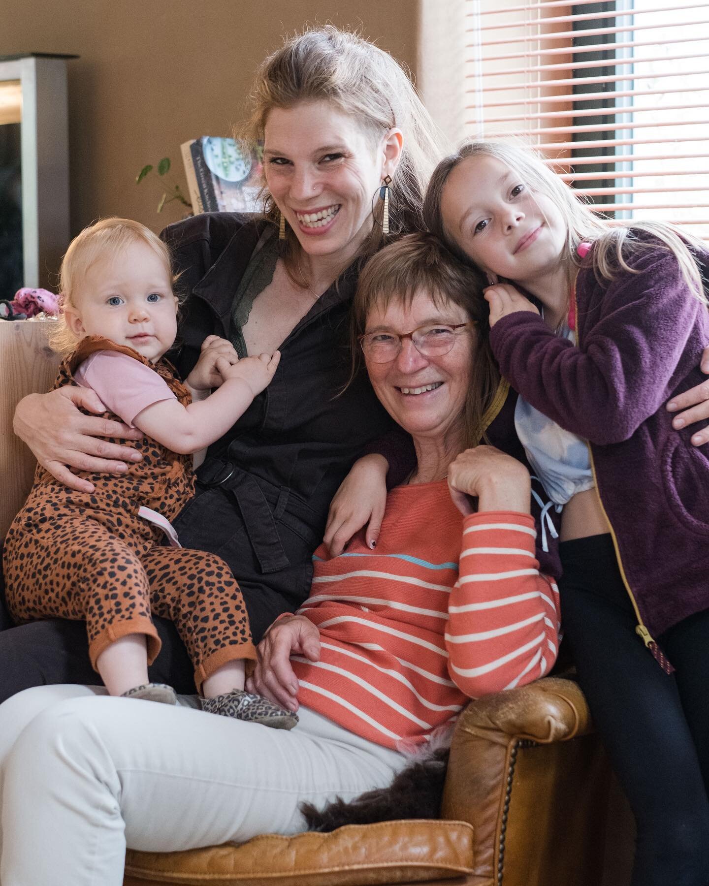 Een ode aan een speciale vrouw:

Toen ik 6 weken oud was, stond mijn moeder er onverwachts alleen voor, met mij, mijn 1-jarige zus en veel verdriet. Mijn vader werd met zijn fiets aangereden door een dronken bestuurder en overleed ter plaatse. Er ble