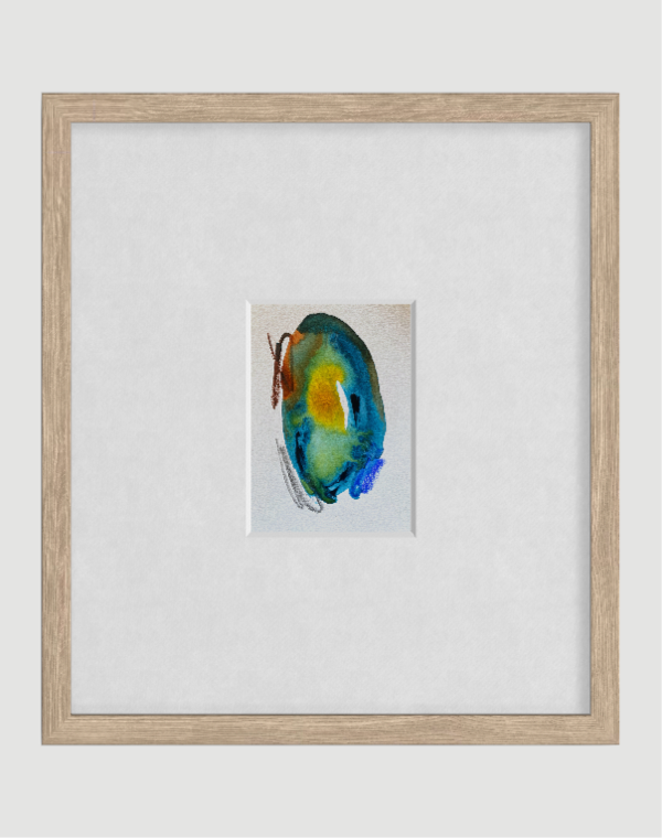 Cuadro con un pequeño lienzo de acuarela con manchas de colores