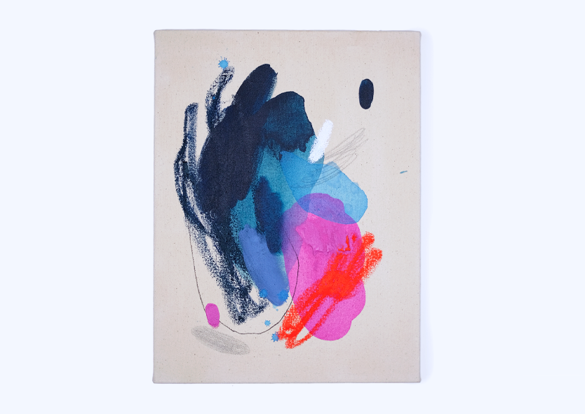 Pintura abstracta con manchas de colores azul, negro, rosa y rojo sobre lienzo beige.