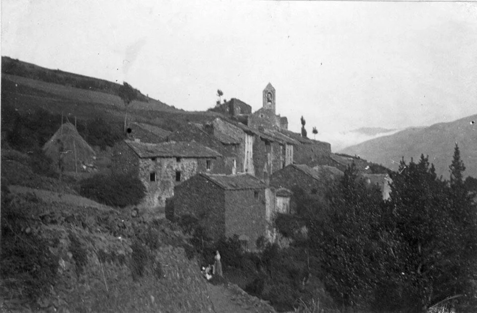 Foto antigua de un pueblo Ventolá. Anunciando la nueva Colección de Arte Abstracto de Nurdebof