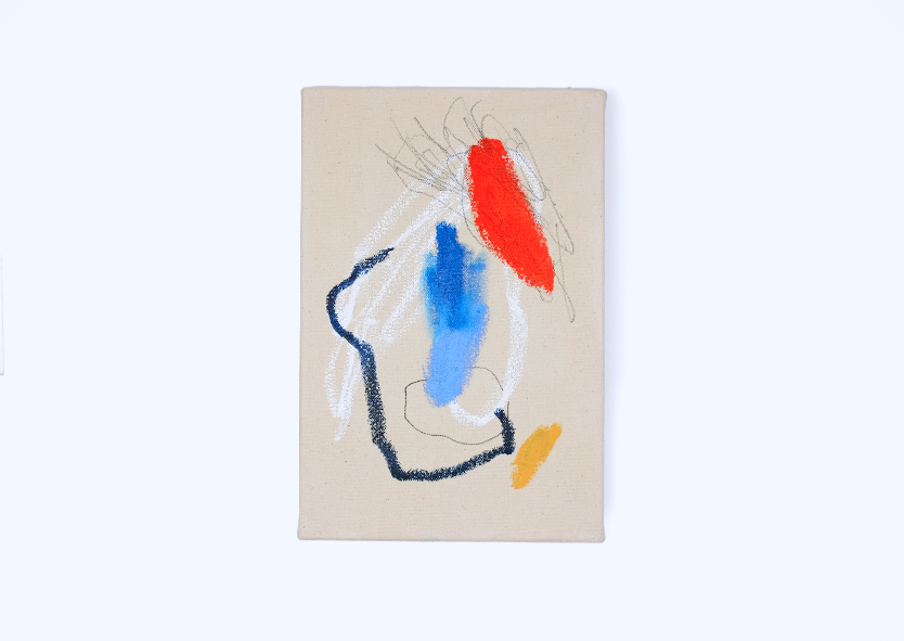 Lienzo con trazos abstractos en colores azul, rojo, negro y amarillo sobre fondo beige. Arte contemporáneo minimalista.
