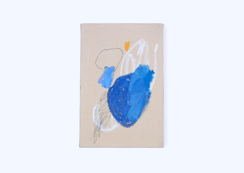 Pintura abstracta en canvas con formas y colores azul, blanco y negro.