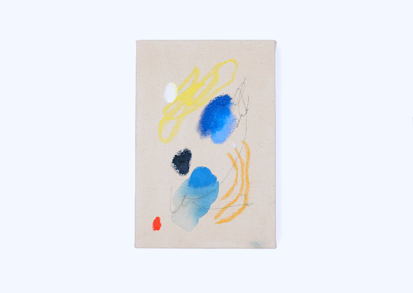 Pintura abstracta con trazos y manchas de colores, principalmente azul, amarillo y rojo sobre lienzo beige.