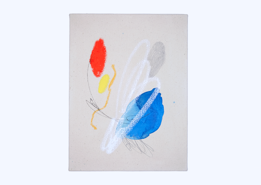 Pintura abstracta con manchas de colores azul, rojo, amarillo y gris sobre lienzo beige.