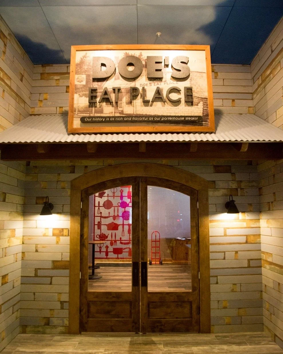 Step through our doors and experience the flavors that&rsquo;ll make your taste buds dance. From savory bites to refreshing sips, we&rsquo;ve got it all waiting for you. Whether you're here for a quick snack or a leisurely meal, each bite and sip is 