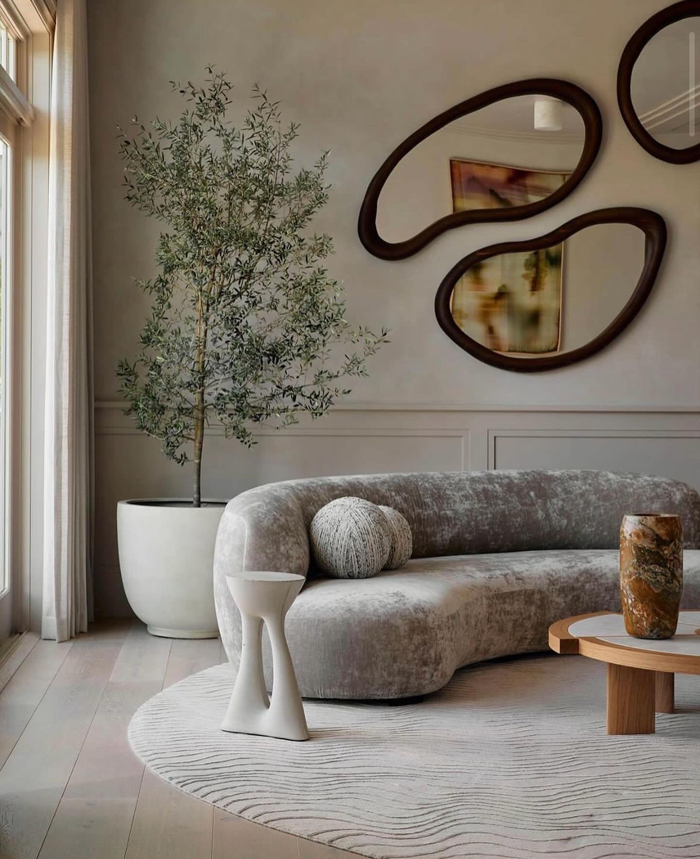 This week&rsquo;s inspo includes the best artist/surf lodge collab, and more. 

1. A gorgeous @emilydelbellointeriors designed interior with a @linardosorio spotted in the reflection. 

2. The @sky_glabush show now on view @stephenfriedmangallery. 

