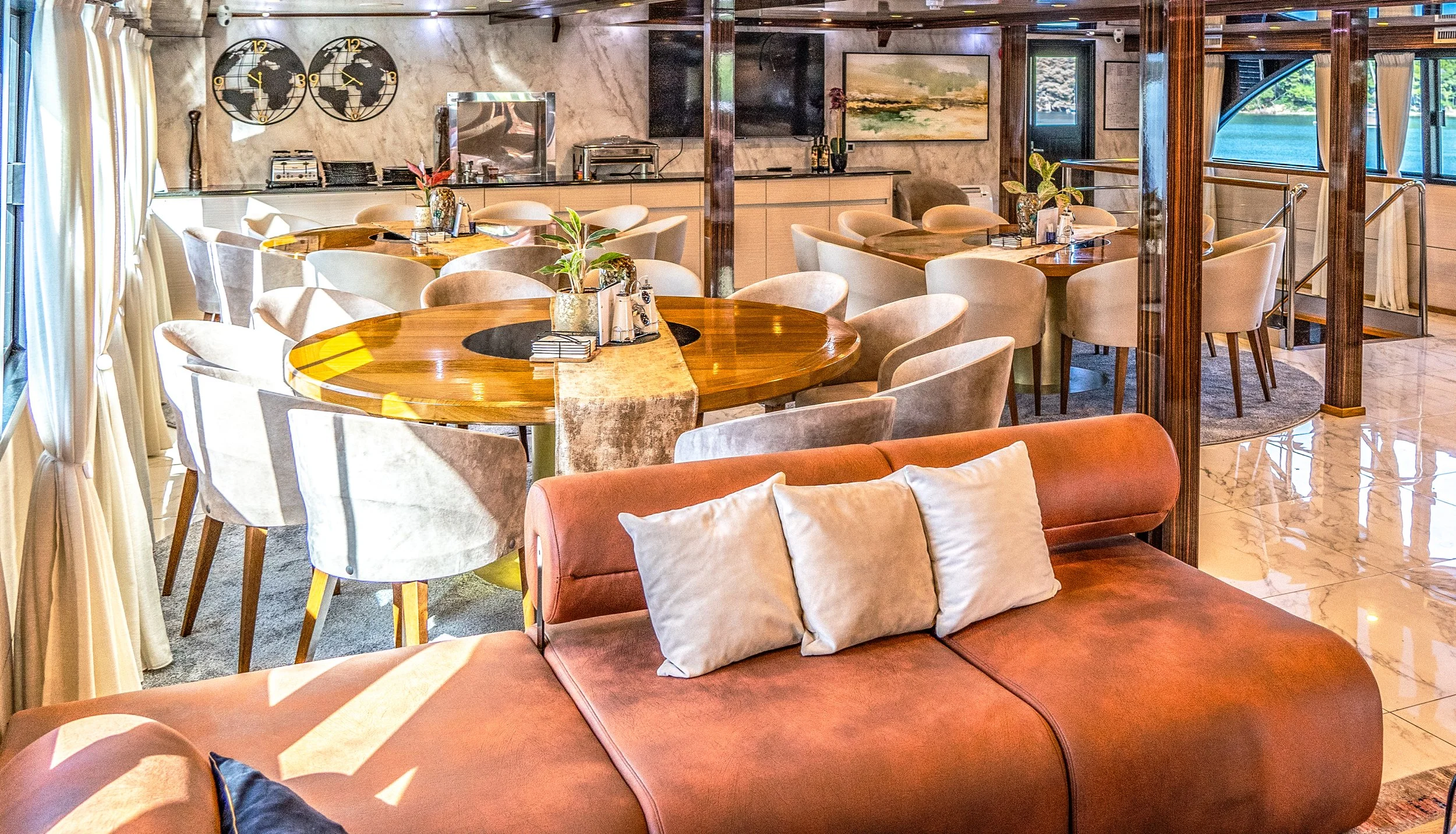 Aretha_Saloon_Indoor(9).jpg
