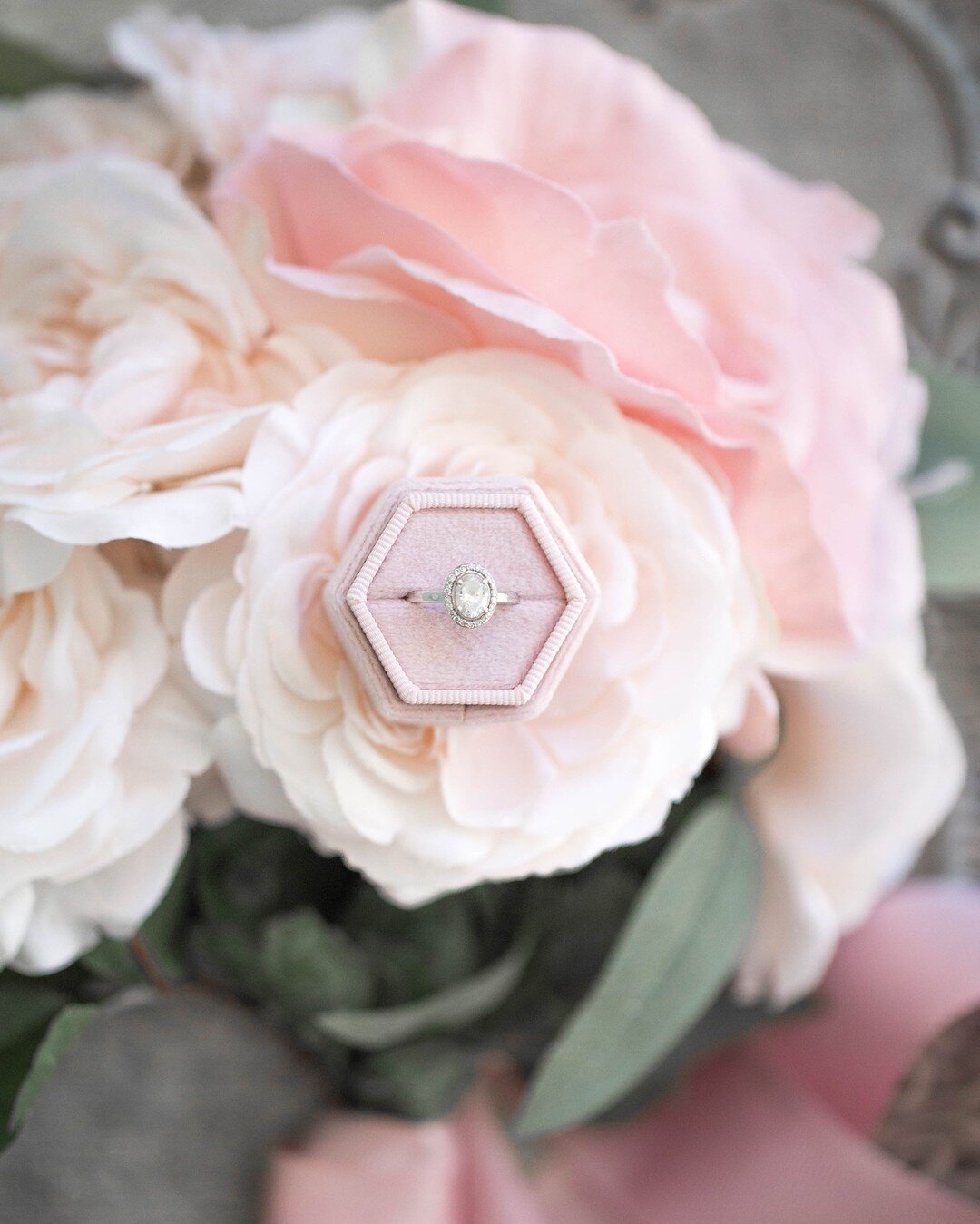 I'm a sucker for custom ring boxes and matching color palettes 😍💍 can't get much prettier than this 📸

#charlestonsc #charlestonphotographer #charlestonweddingphotographer #Charlestonbride #charlestonbride #charlestonwedding #charlestonweddingvenu