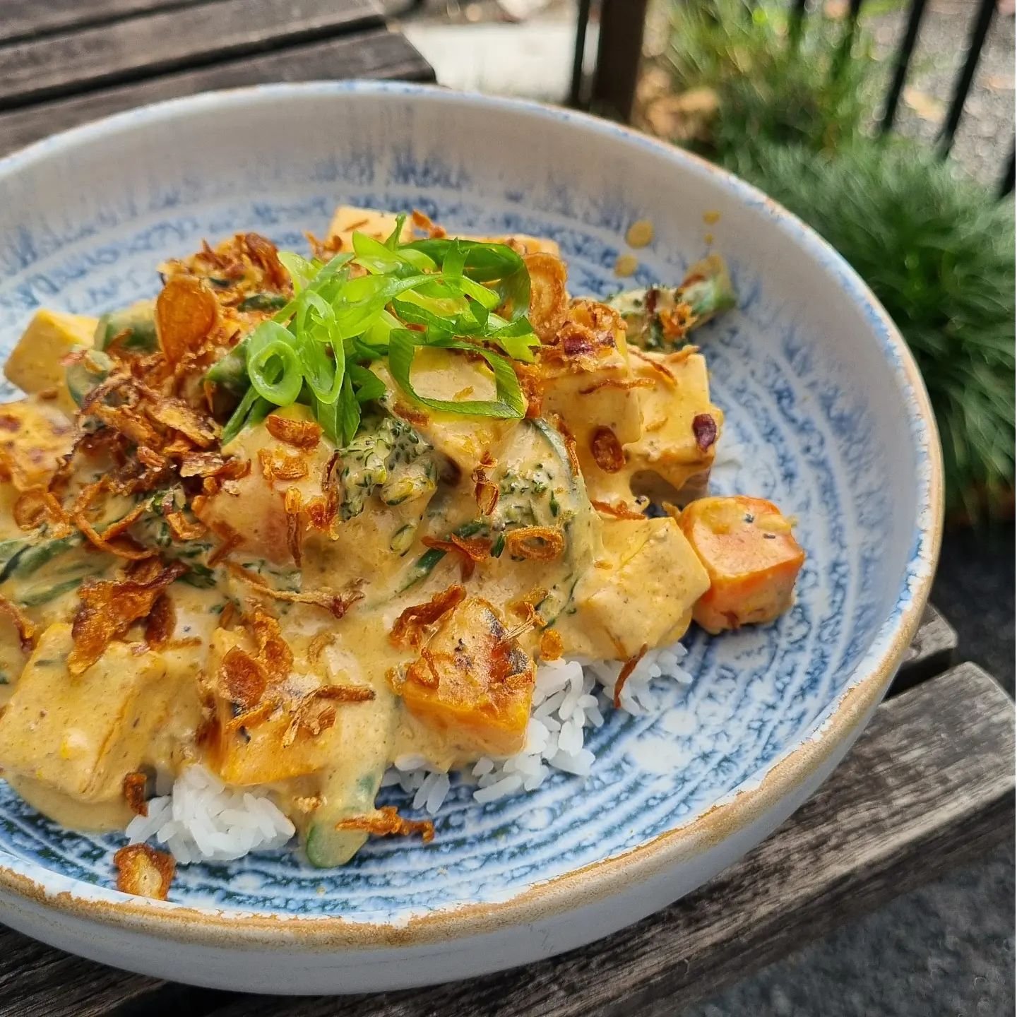 Are you feling the chill of these cooler Autumn mornings? 🍂 

Warm up with our Thai Red Curry! 
Pictured is the lunch sized vegetarian option, served with tofu. 
(Also available with your choice of chicken or prawns.) 

Available for lunch between 1