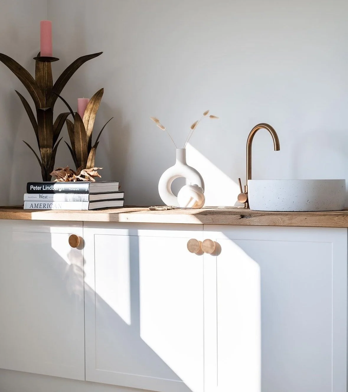All our basins are proudly designed and made in Australia. Each one is handmade to order and available in 16 colours. 

In this beautiful bathroom ⬆️ the basin colour is Arctic. 

#ConcreteBasin #BathroomInspo #ModernBathroom #BathroomDesign #Interio