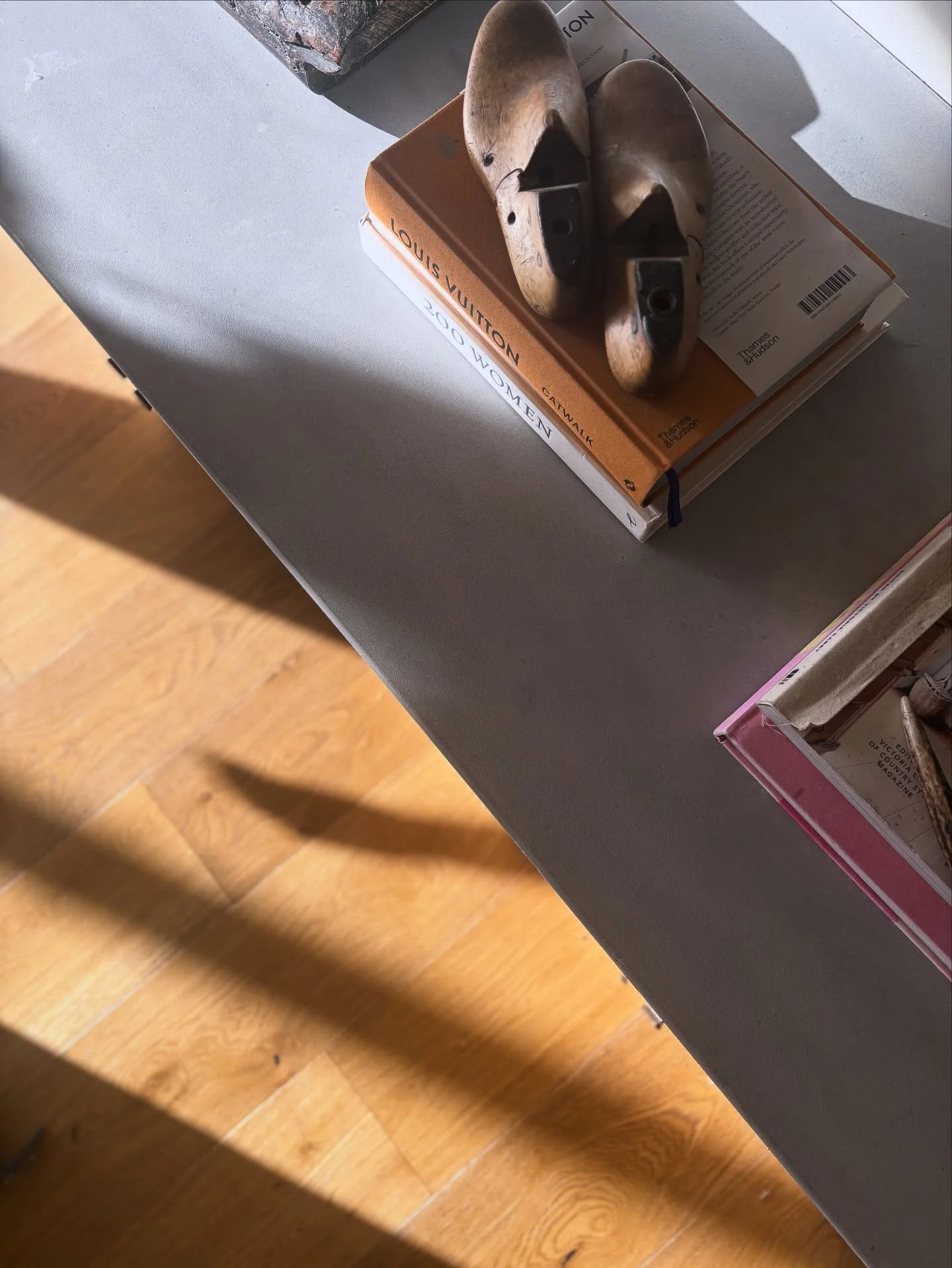 When the morning light hits concrete.

#concretedesign #australianhomes #morninglight #handcraftedconcrete #interiormoments