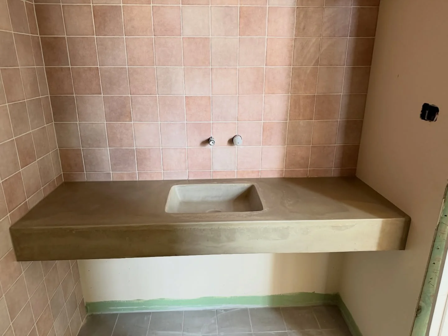 This week&rsquo;s concrete install took us to a beautiful farm nearby. A home made of stone and it&rsquo;s just perfection.

This renovated bathroom has an integrated concrete vanity in the colour Salt. Measurements are 1500 x 500 x 150.

Swipe along