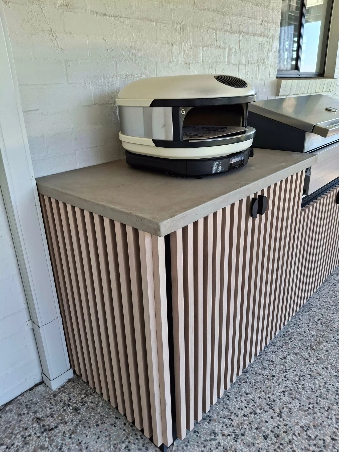 Today&rsquo;s Install took us a little bit to the north to install concrete onto this beauty of an outdoor kitchen. Colour selected here is Salt.

This outdoor kitchen features: 

Custom made cabinets
@gozney pizza oven
@beefeaterbbqau BBQ
Outdoor fr
