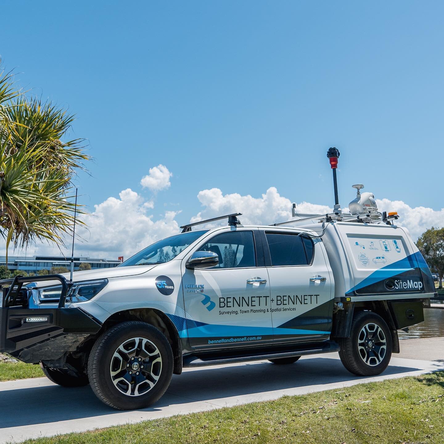@bennettandbennett make use of the RIEGL VMQ mobile mapping system, which also converts to a fully functioning helicopter based airborne mapping system when required. 

We love the new wrap!

#mobilemapping #airbornemapping #riegl #ultimatelidar #3dl