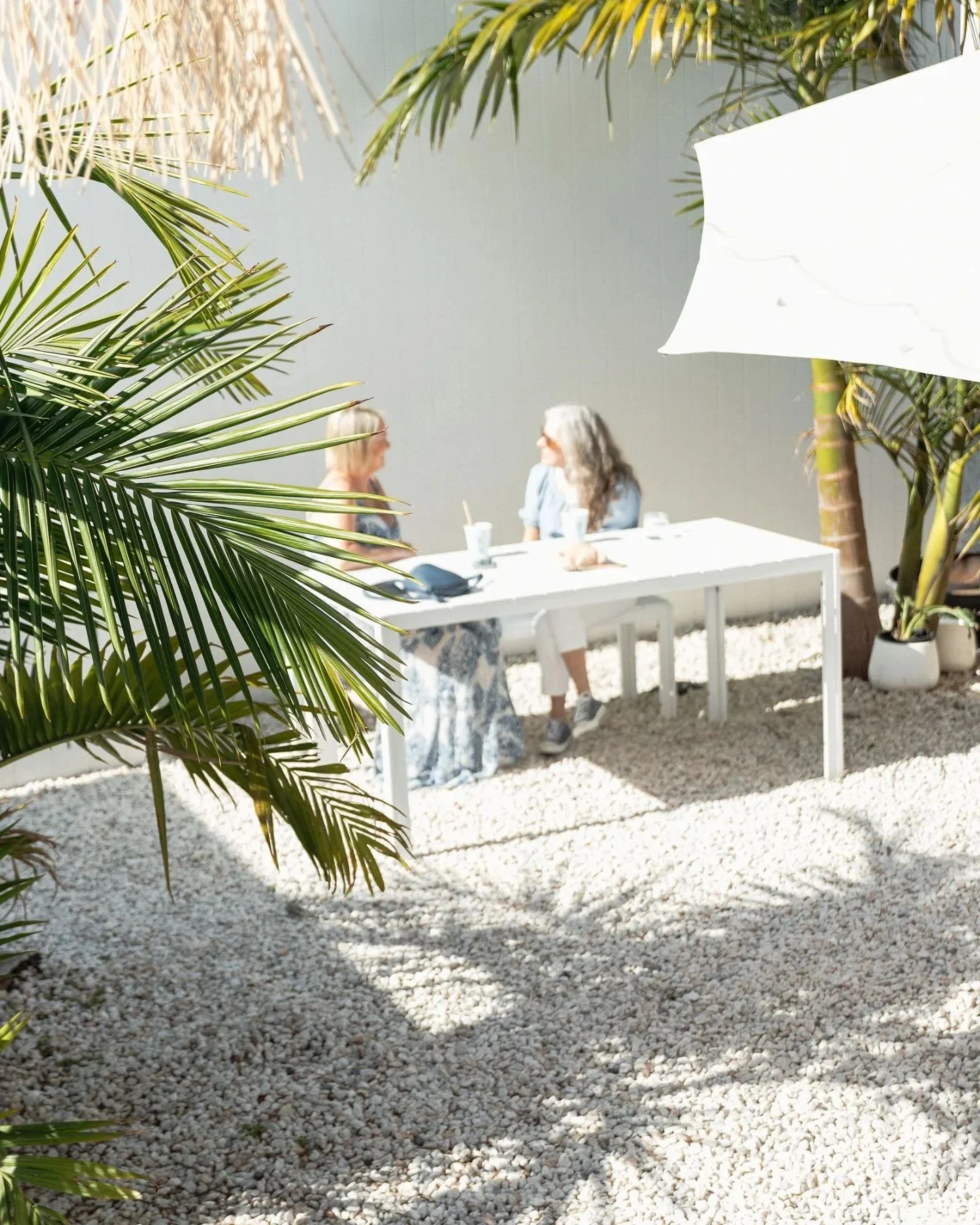 Friday afternoon catch-ups
📸 @capturedbysannikarin .
.
.
.
.
.
.
.
#lennox3188
#lennox #cocktails #bar