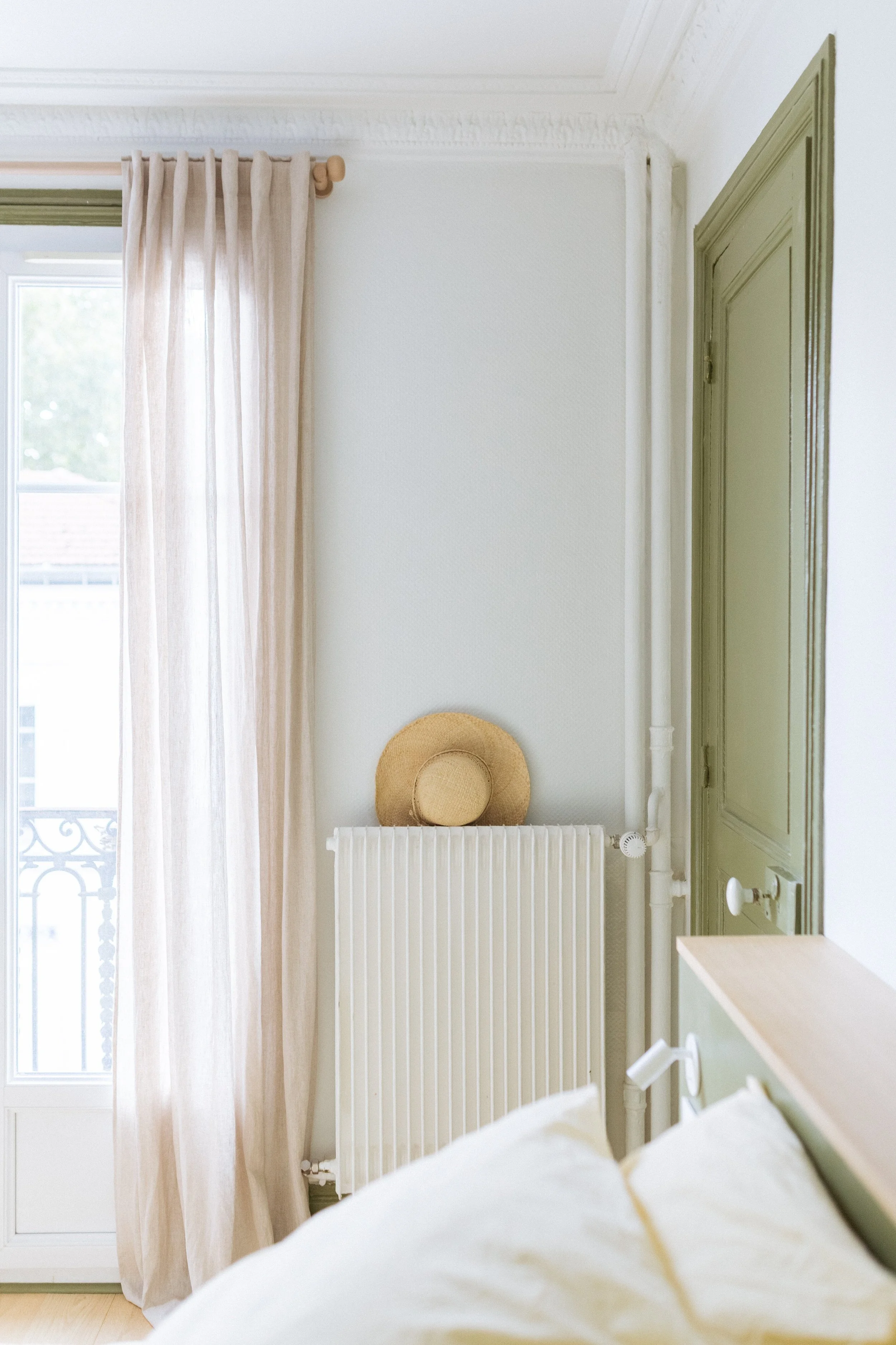 Rénovation appartement ; chambre parentale ; tête de lit sur mesure ; charme de l'ancien conservé avec les corniches et portes bois