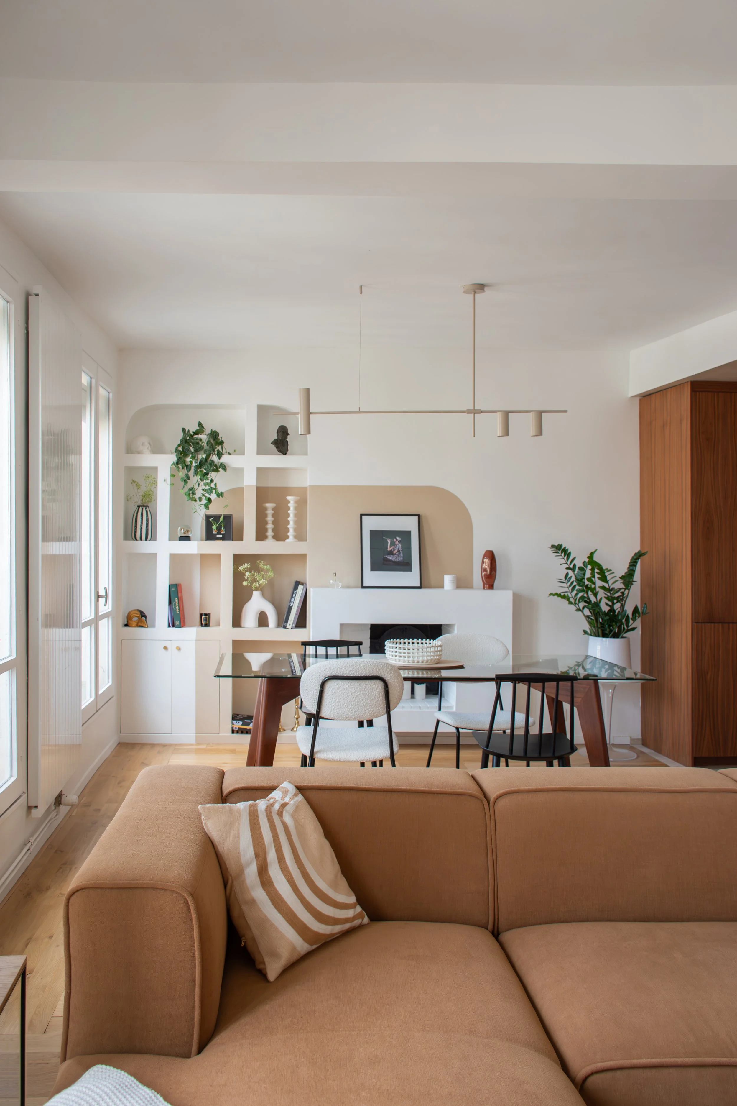 Rénovation séjour - Création de niche sur mesure et mise en couleur originale et douce