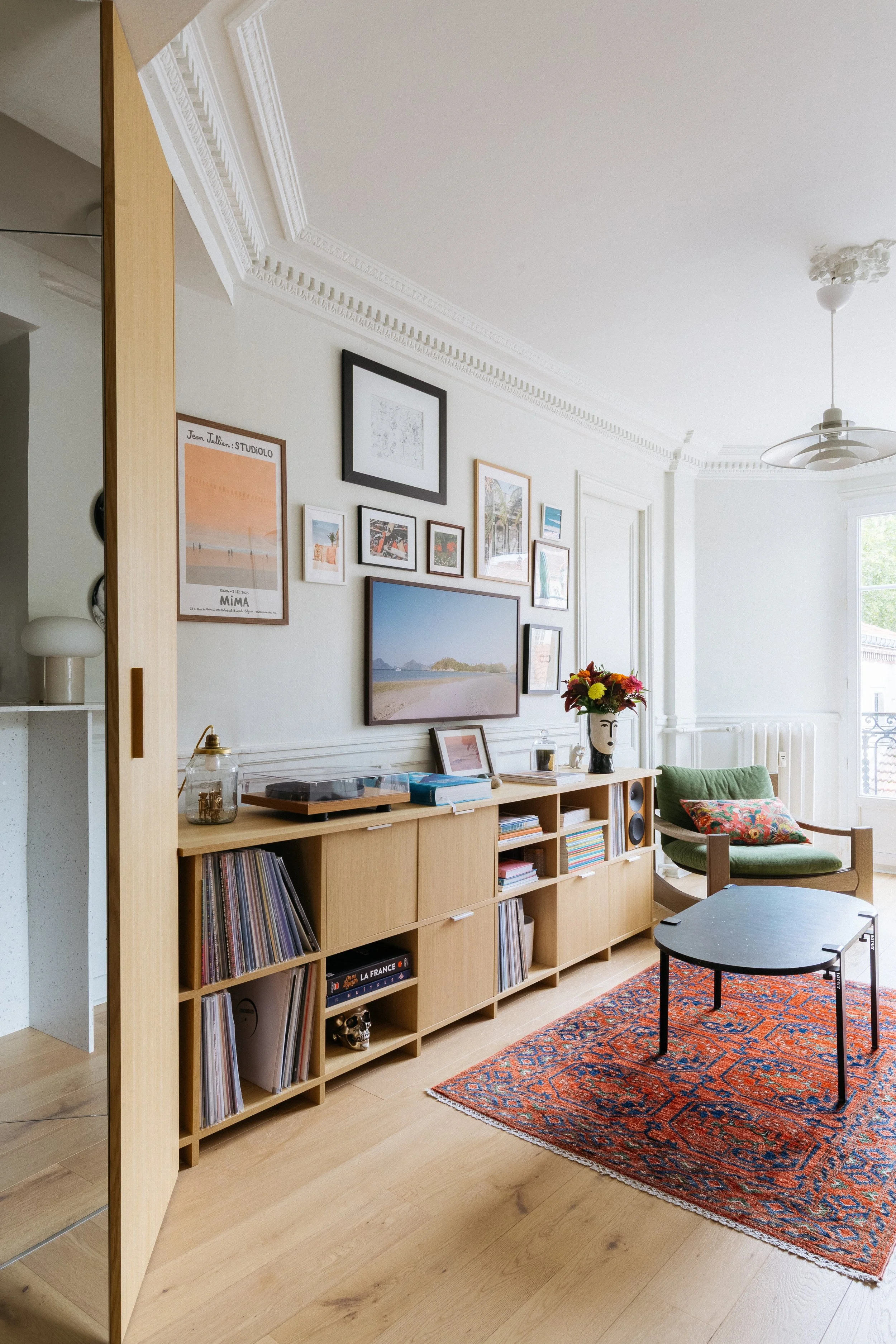 Rénovation séjour appartement - Meuble TV et bibliothèque sur mesure en bois