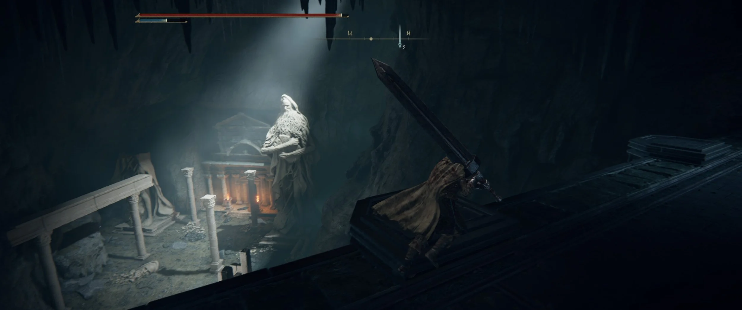 Ein Charakter mit einem großen Schwert in einer dunklen, unterirdischen Ruinenwelt, mit antiken Säulen und einer großen Statue im Hintergrund.