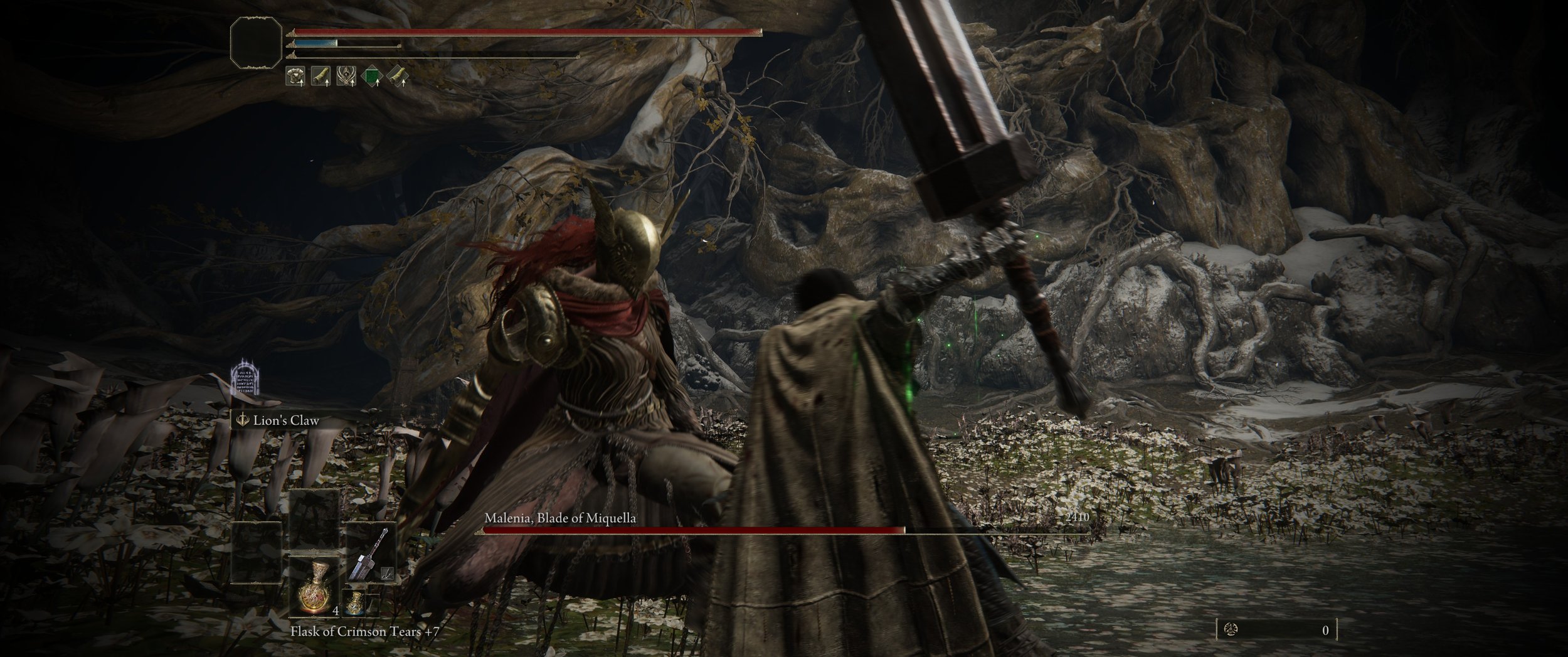 In einem düsteren, bewaldeten Gebiet kämpft ein Spielercharakter in einer Ritterrüstung gegen eine große, antike Kreatur namens Malenia, Klinge von Miquella, mit einem großen Zweihandschwert. Der Bildschirm zeigt den Spielstatus, Lebensbalken, Magiel