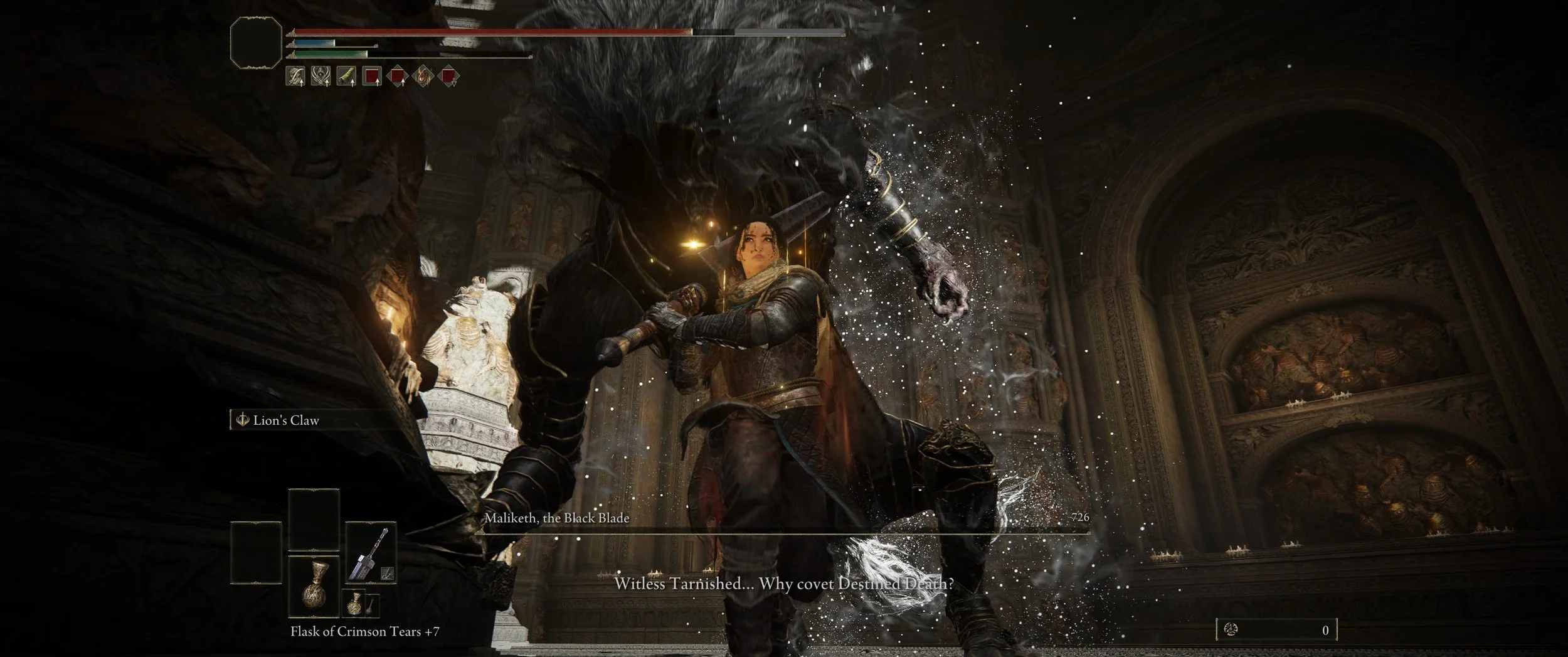 Eine Szene aus dem Videospiel Elden Ring, in der ein weiblicher Charakter einen großen, schwarzen, dämonischen Kreatur, wahrscheinlich einen Boss-Gegner, angreift. Der Hintergrund zeigt eine kunstvolle, alte Architektur mit Skulpturen und Figuren. Es