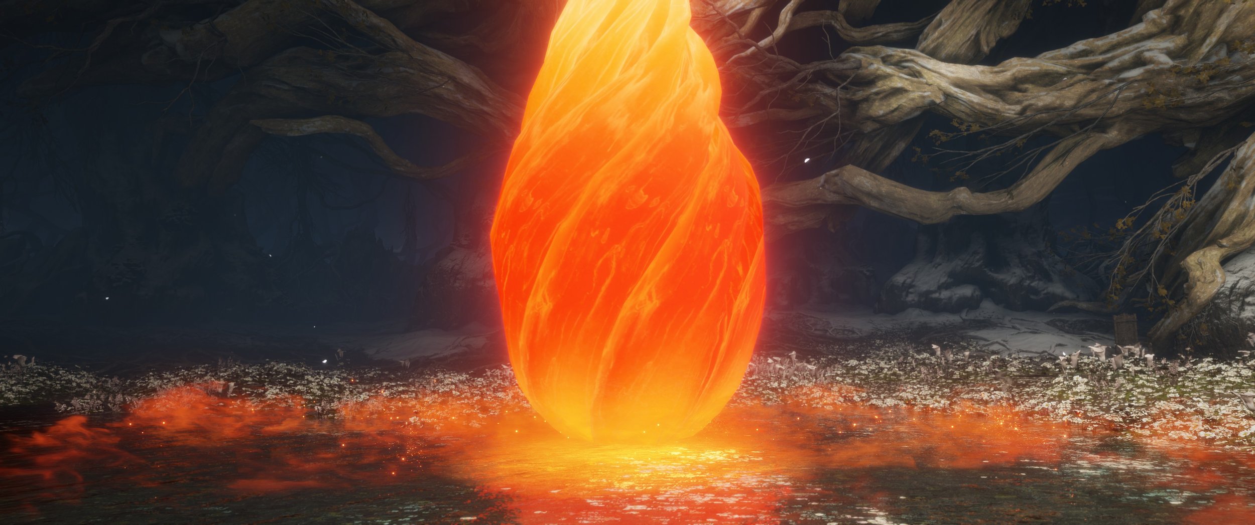 Ein leuchtendes orange-rotes Feuerball auf dem Boden in einer dunklen, waldähnlichen Umgebung mit großen, schräg wachsenden Baumstämmen im Hintergrund.