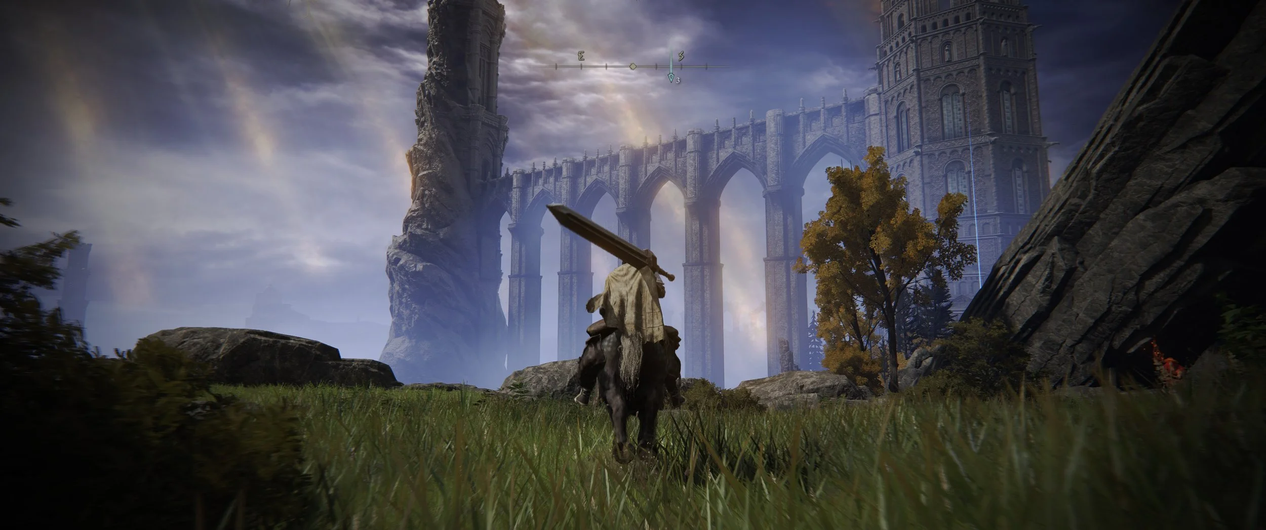 Ein Charakter auf einem schwarzen Tier mit großem Schwert auf dem Rücken, in einer fantasyartigen Landschaft mit hohen Türmen und einer großen Brücke im Hintergrund.