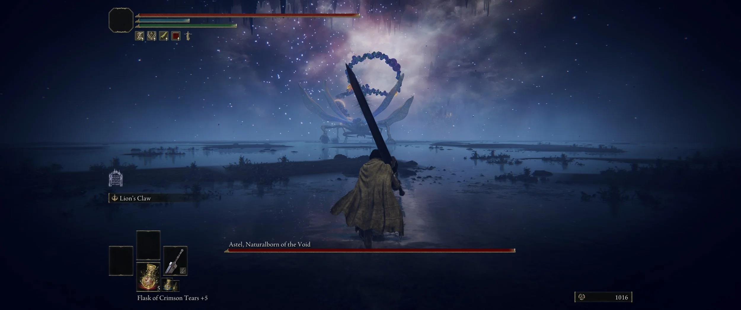 Spielcharakter in einem Fantasy-Videospiel kämpft gegen einen riesigen, spiderartigen Boss in einer nächtlichen, mondbeschienenen Landschaft mit Wasser und Pflanzen, mit einem großen Schwert, im HUD sind Lebensbalken, Gegenstände und Erfahrungspunkte