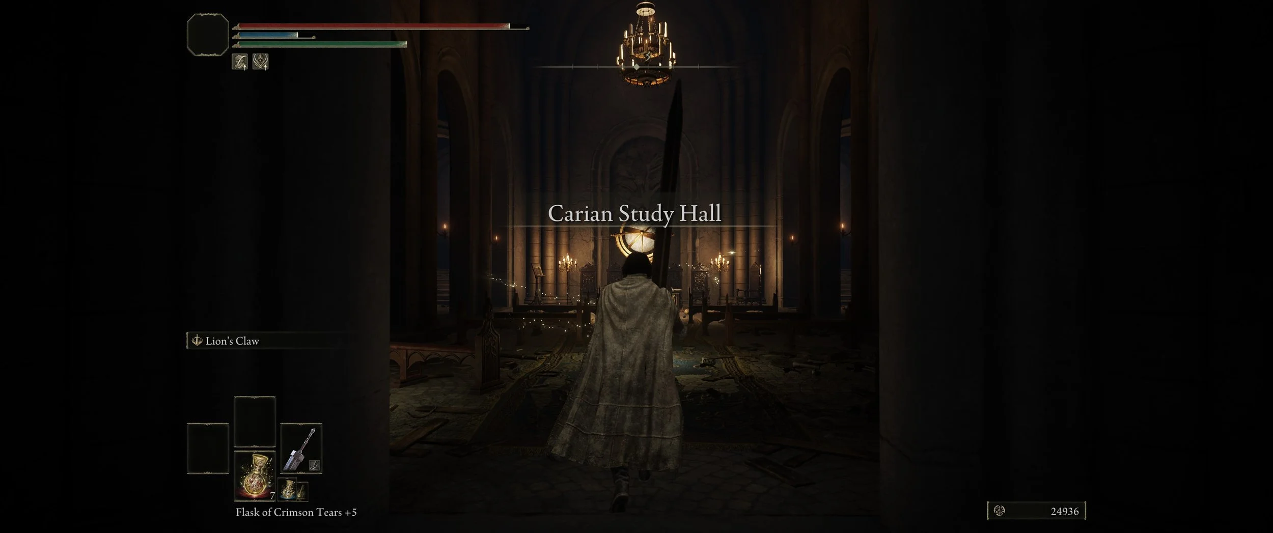 In einem dunklen, gotisch anmutenden Saal steht eine Person mit Umhang, die einen großen Speer trägt. Es ist der Carian Study Hall Standort im Videospiel "Elden Ring".