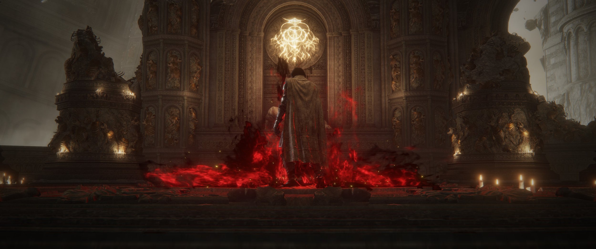 Eine dunkle Kirche mit einem erhobenen Altar, auf dem eine Figur steht, die von roten Flammen umgeben ist. Im Hintergrund leuchtet eine goldene, komplexe Zeichnung an der Wand.