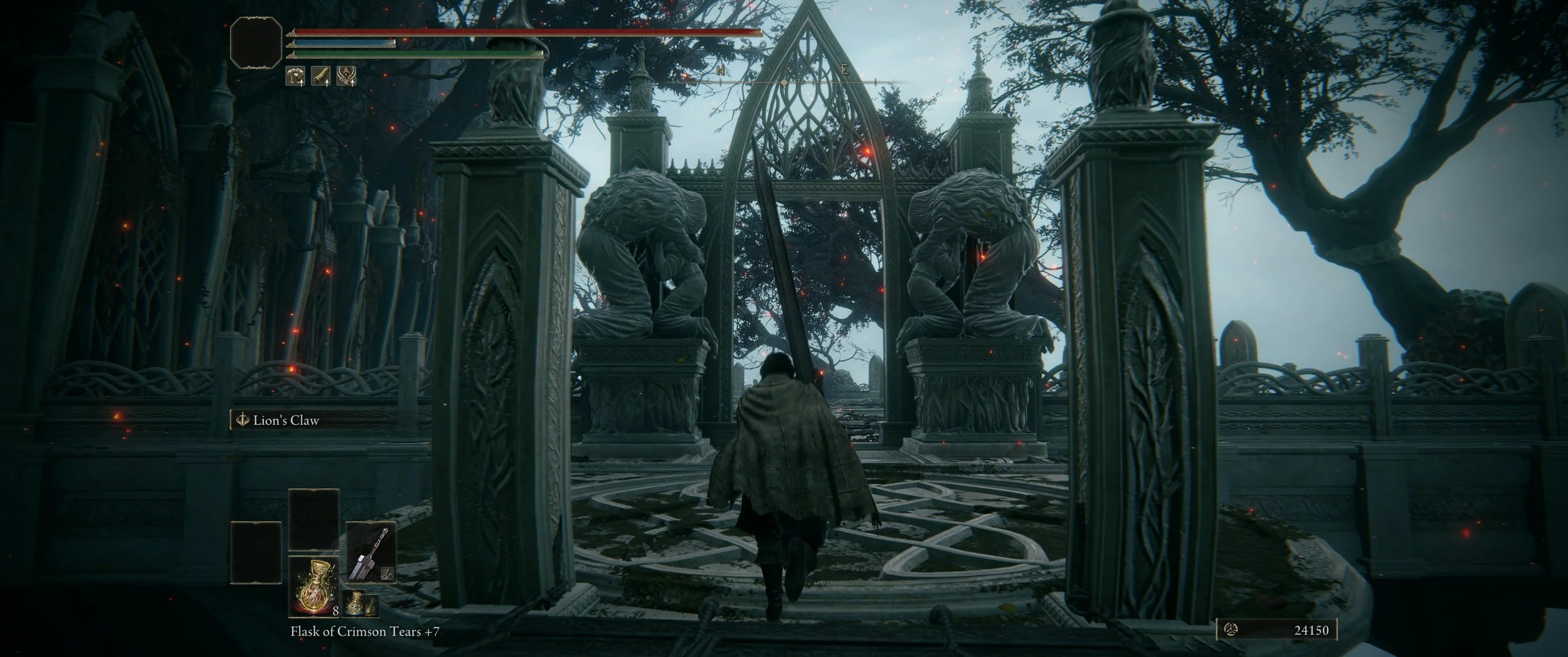 Ein Videospielbild, zeigt einen Charakter, der in einem dunklen, gotischen Garten vor einem schmiedeeisernen Tor mit zwei Löwenstatuen steht. Im Hintergrund sind große, verworrene Bäume und rote Lichter. Der Bildschirm zeigt ein Inventar mit einer Fl