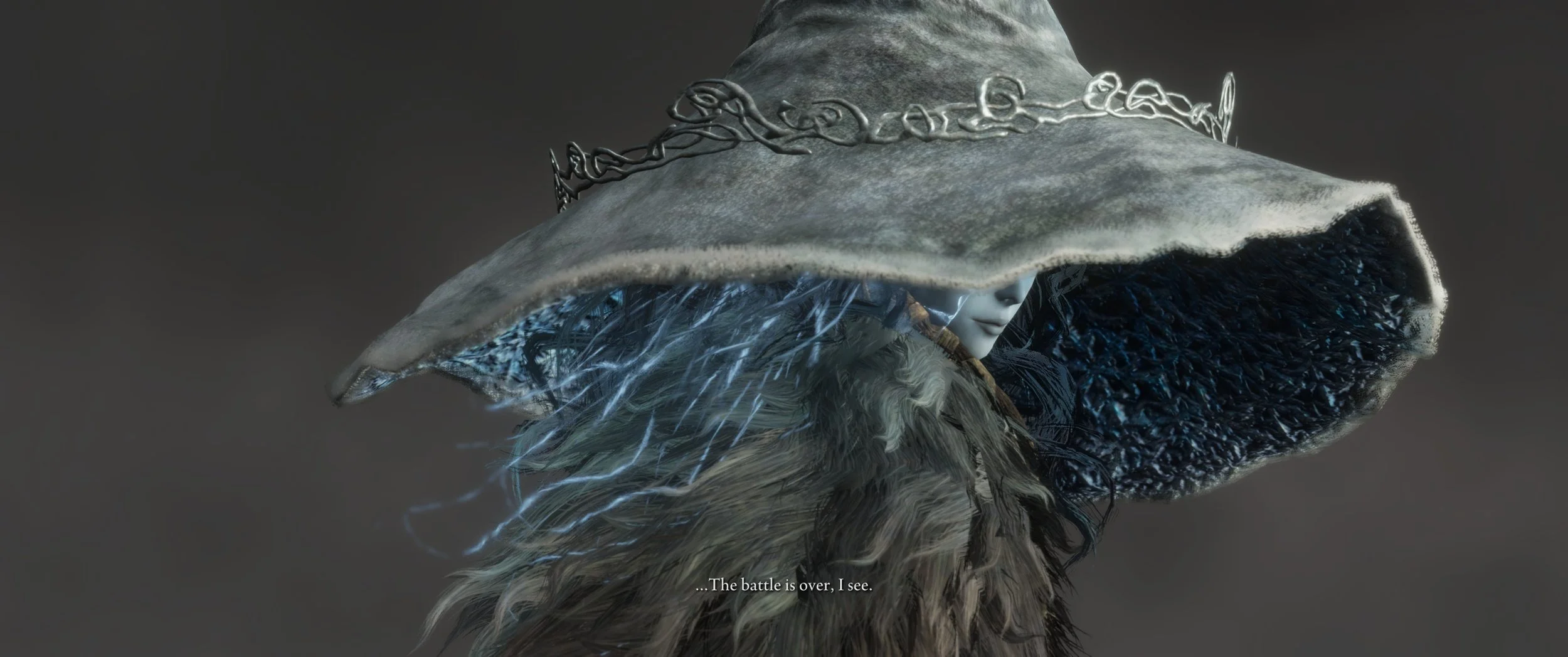 Eine Figur mit Wind- und Magiefähigkeiten trägt einen großen, abgenutzten Hut und einen pelzartigen Umhang, im Hintergrund ein dunkler Himmel, mit Text: »The battle is over, I see.«