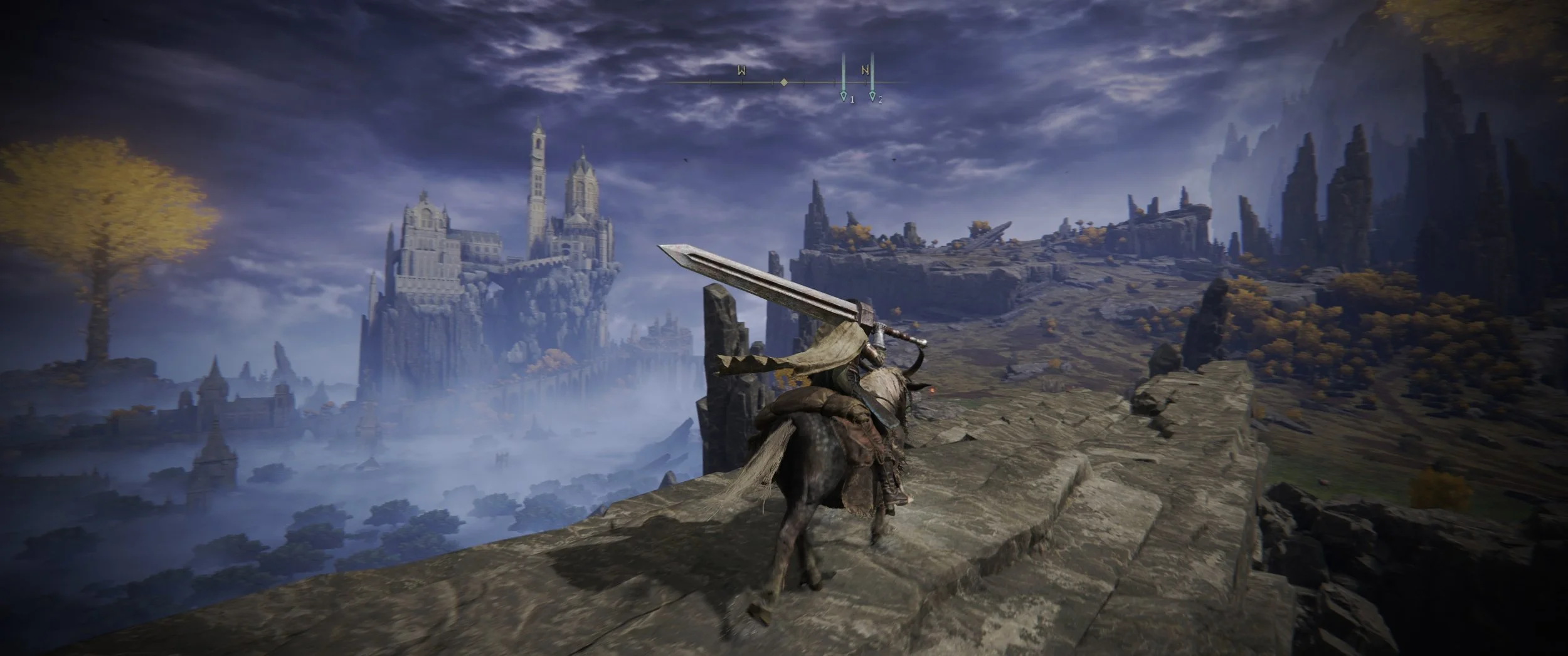 Eine Figur auf einem Pferd steht auf einer steinigen Brücke und schaut auf eine mittelalterliche Stadt, umgeben von Bergen und Wolken am Himmel.