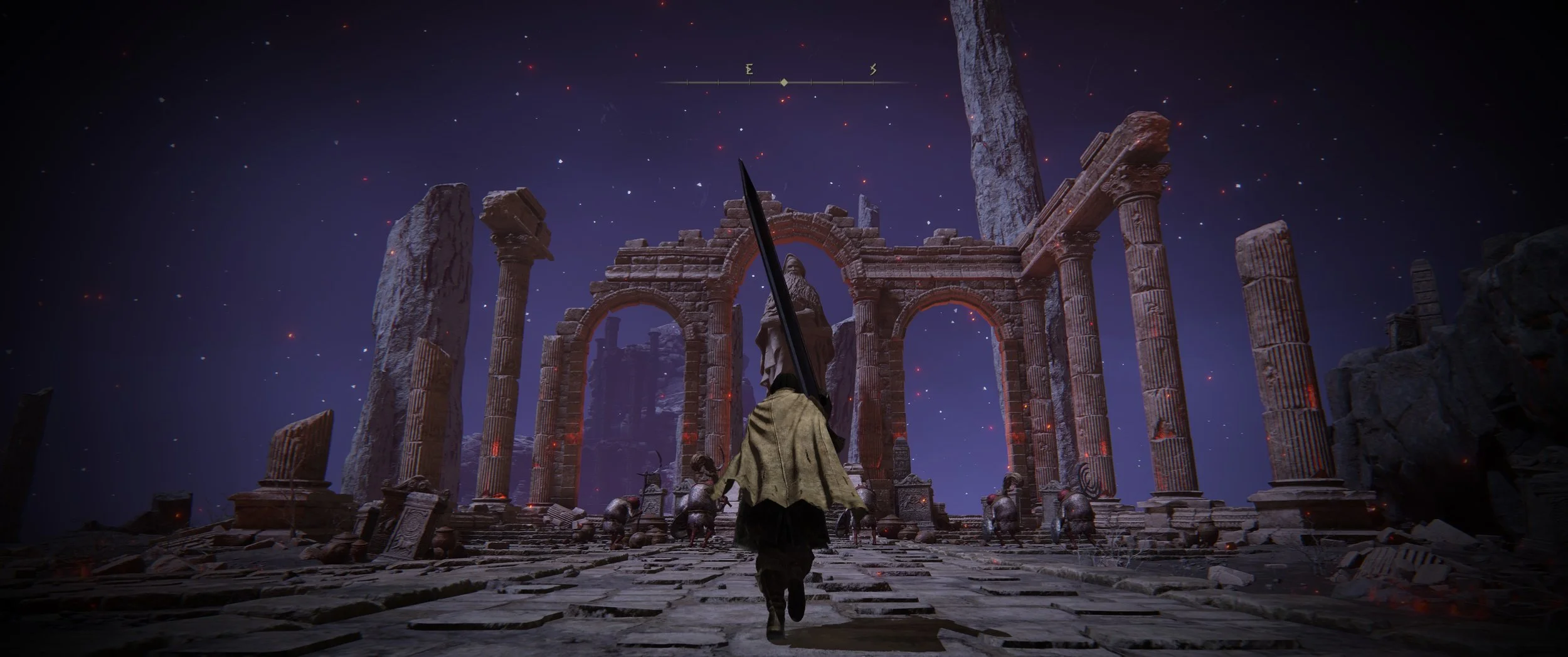 Person läuft durch antike Tempelanlage bei Nacht, das Gebäude ist teilweise zerstört mit fliegenden Steinen gegen den Sternenhimmel.