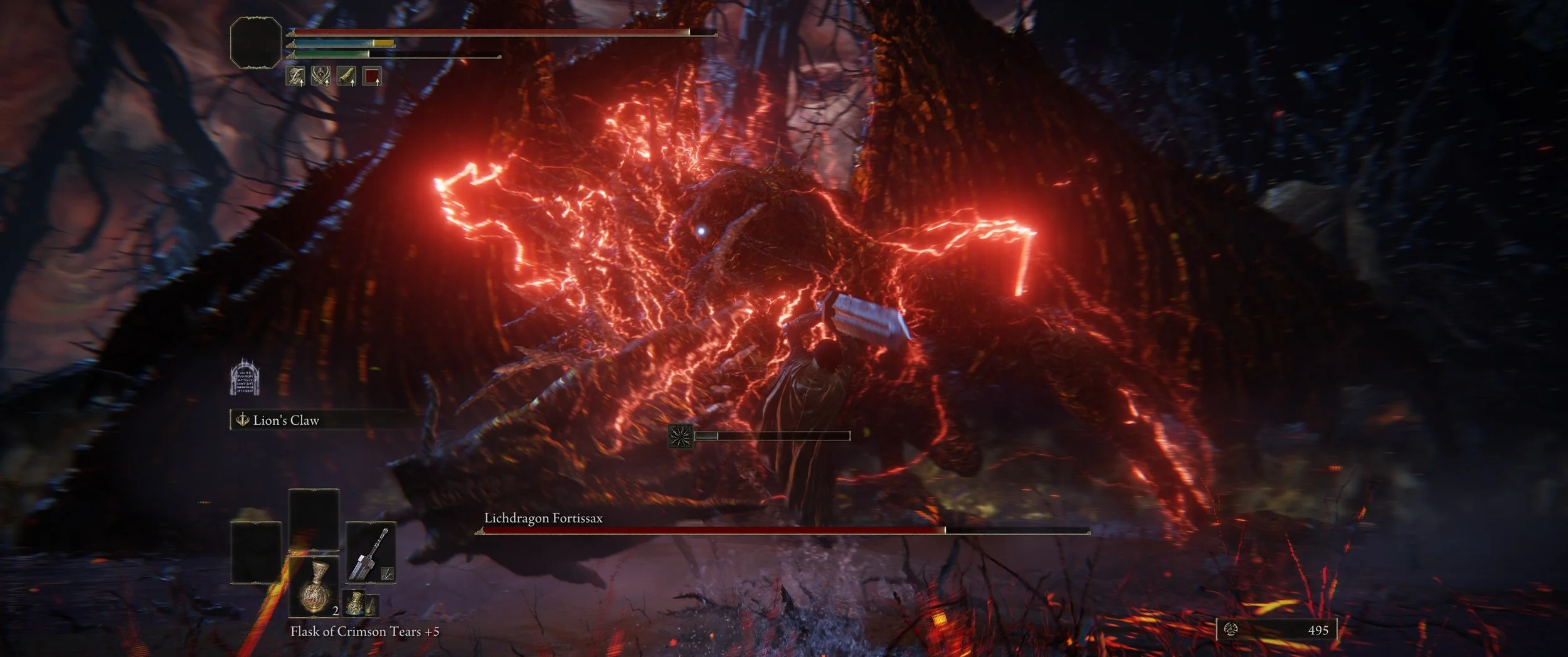 Der Bildschirm zeigt ein Kampf in einem Fantasy-Videospiel gegen einen großen, feuerspeienden Dämon mit leuchtender roter Elektrizität auf seinem Körper. Im Vordergrund kämpfen Spielercharaktere mit Waffen gegen den Dämon, im oberen Bereich sind Gesu