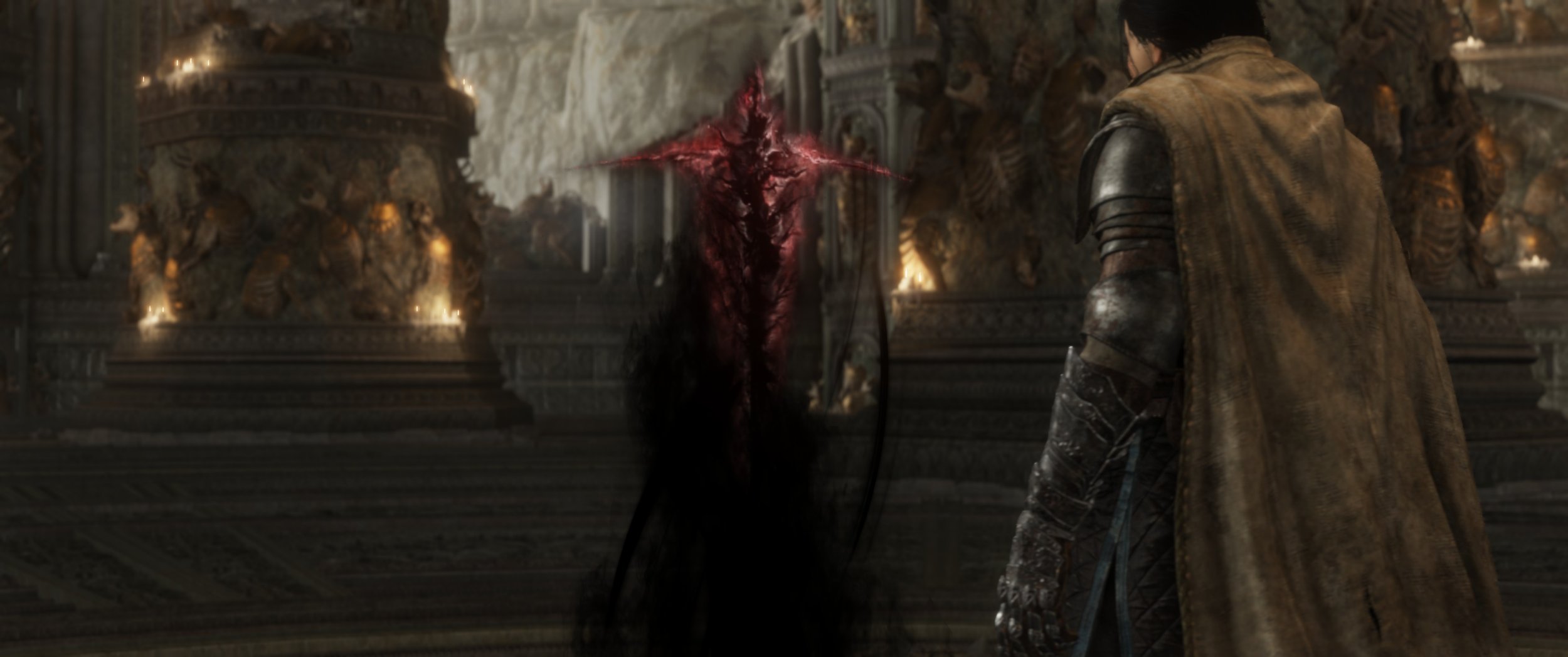 Ein Mensch in mittelalterlicher Rüstung steht vor einer dunklen, böse aussehenden Kreatur in einer alten, gotischen Halle mit vielen Statuen und Kerzenlicht.