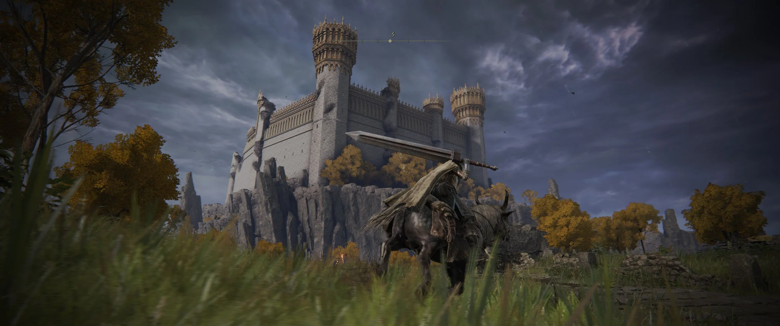 Ein Ritter auf einem schwarzen Pferd vor einer mittelalterlichen Burg mit vier runden Türmen, umgeben von Bäumen im Herbst, unter einem dunklen, bewölkten Himmel.