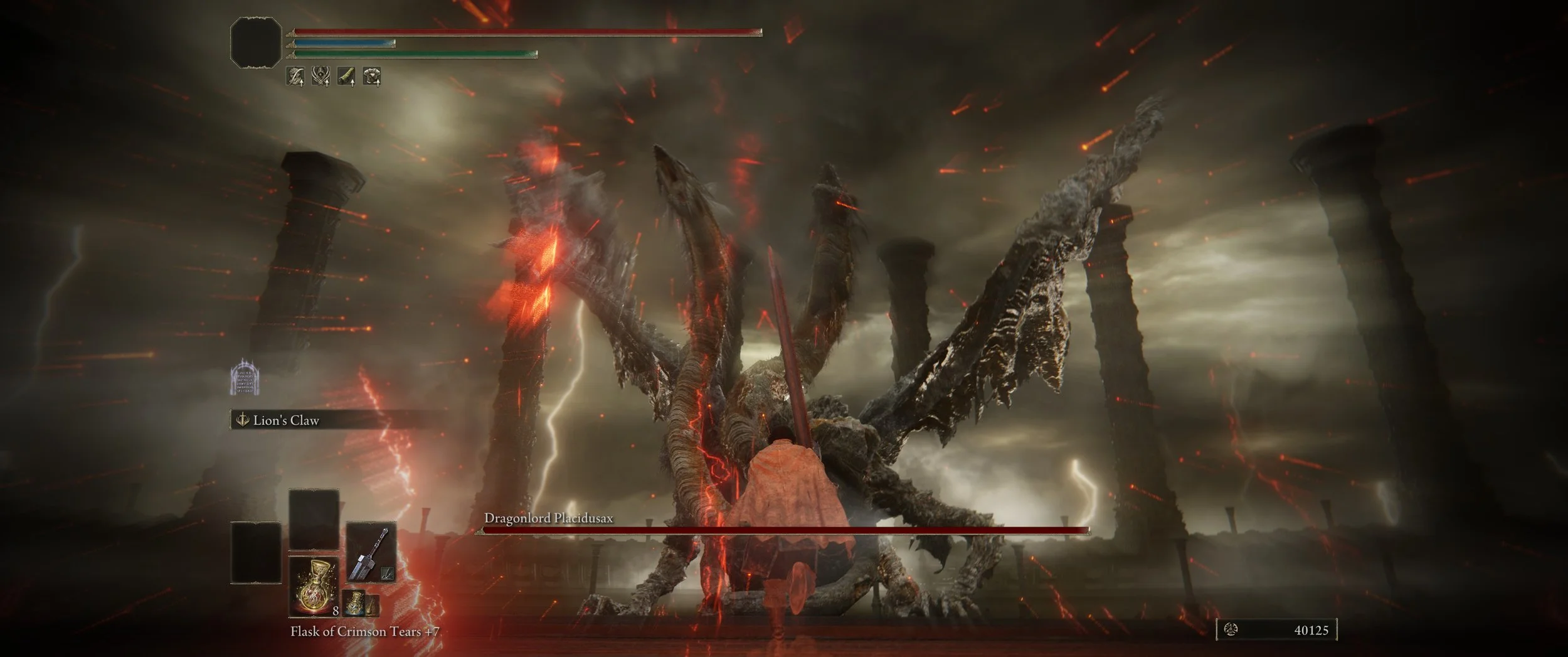 Ein Spieler kämpft gegen den Drachenlord Placidusax in einem dunklen, stürmischen Himmel mit Blitzen, während er mit einem großen Schwert auf den Drachen zielt.