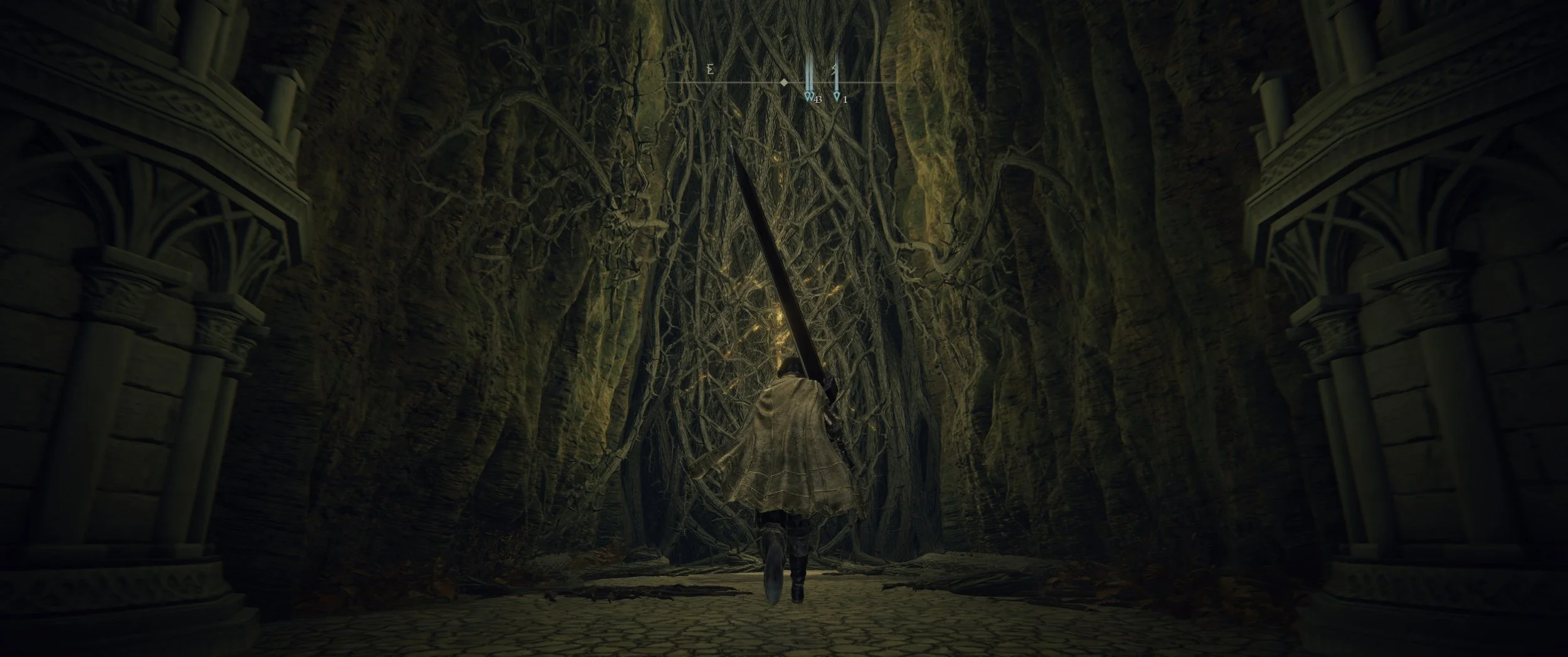 Eine Person in einer schützenden Kapuzenjacke läuft durch eine alte, verfallene Katakomben-Tunnel mit verwitterten Säulen und einer dunklen, von Wurzeln überwucherten Wand.