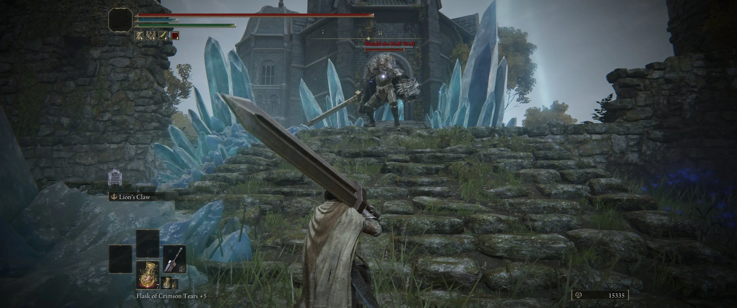 Schnelle Szene aus einem Videospiel, in der eine Spielfigur einer großen, dämonischen Kreatur namens Blidd the Half Wolf gegenübersteht. Die Kreatur trägt eine Rüstung und hält eine große Waffe. Die Umgebung ist von Steinstufen, blauen Kristallen und