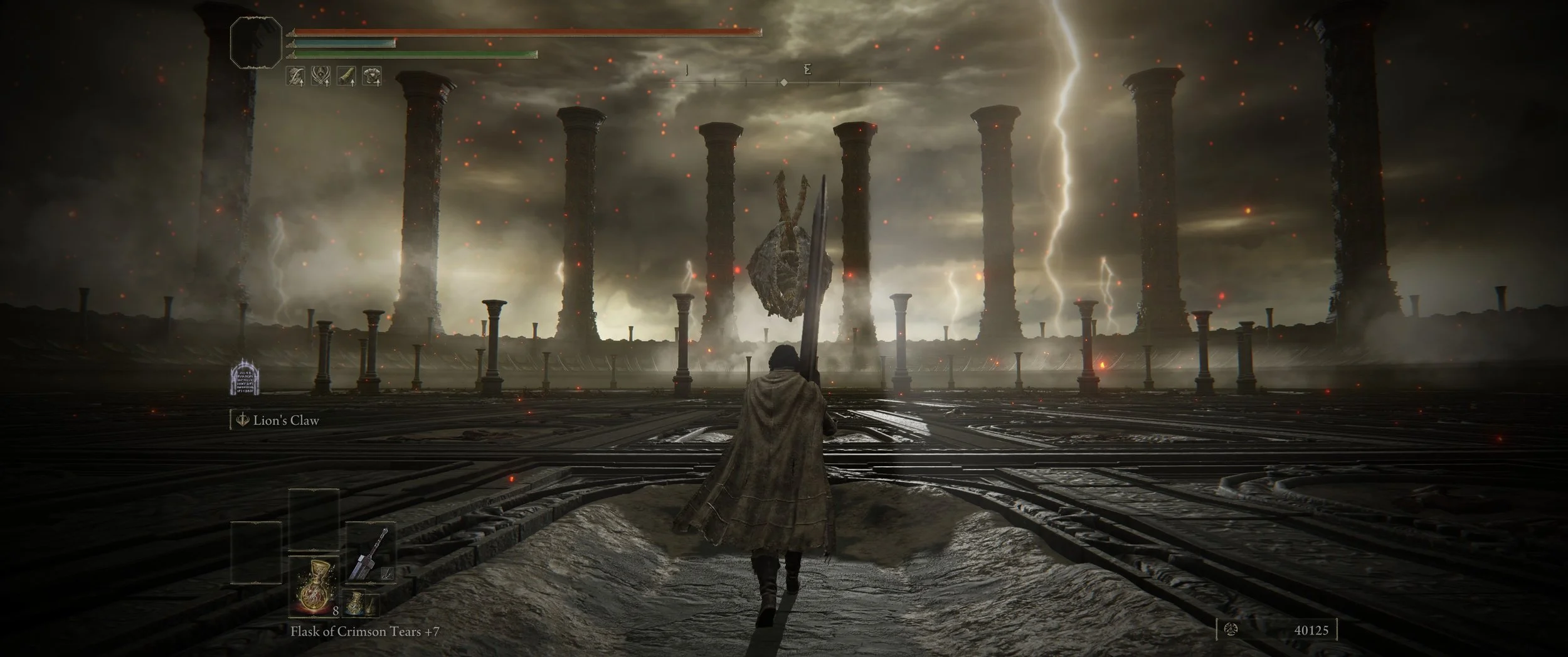 Ein Charakter in einem dunklen Umhang steht auf einer zerstörten, steinigen Plattform, blickt auf einen Himmel voller dunkler Wolken und Blitze. In der Ferne sind alte, verfallene Säulen und Ruinen sichtbar.